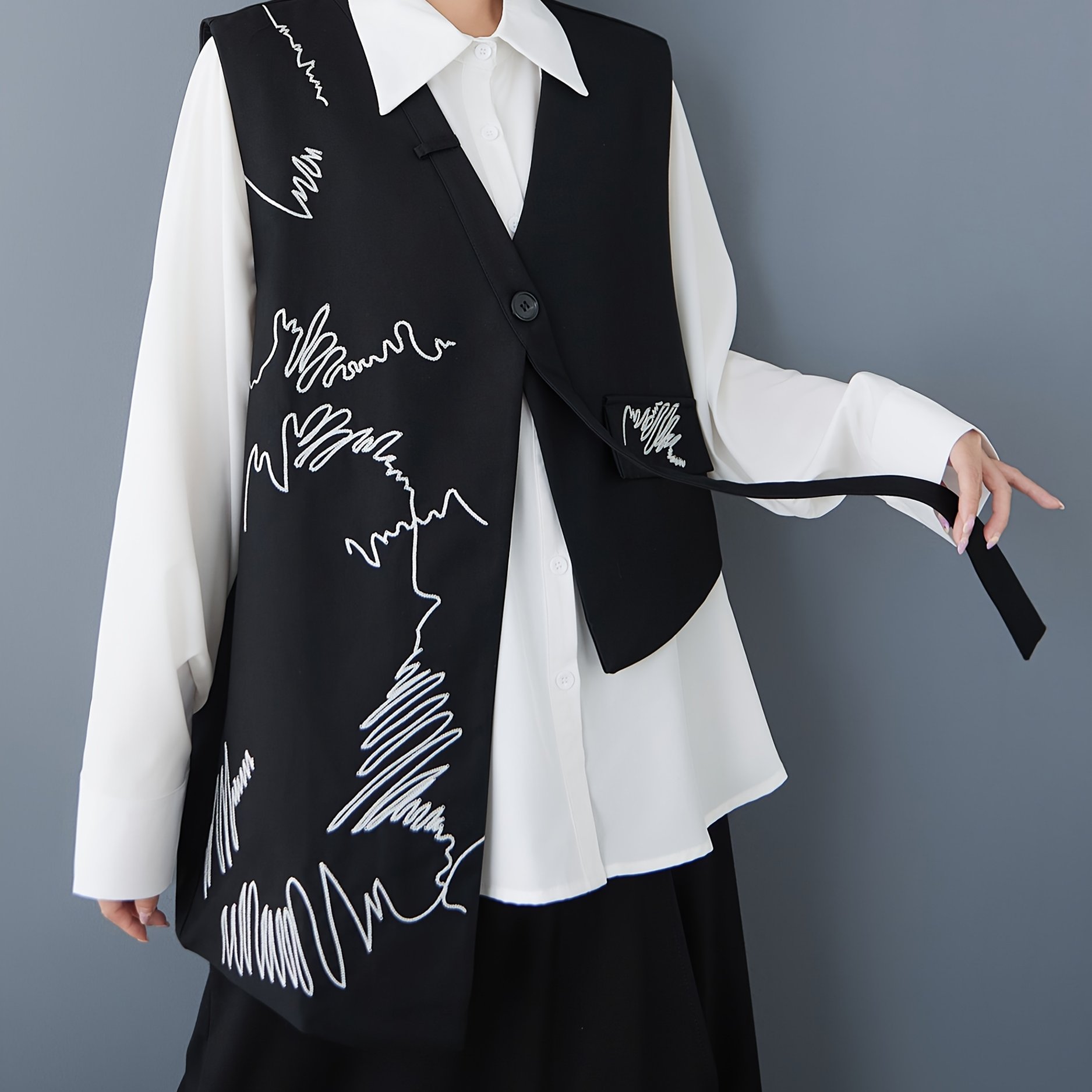 E-shop Plus Size - Plus Size - Vintage Lässige Schwarze Weste Jacke - Mit einem lockeren, unregelmäßigen Stickdesign und einem asymmetrischen Saum, ist