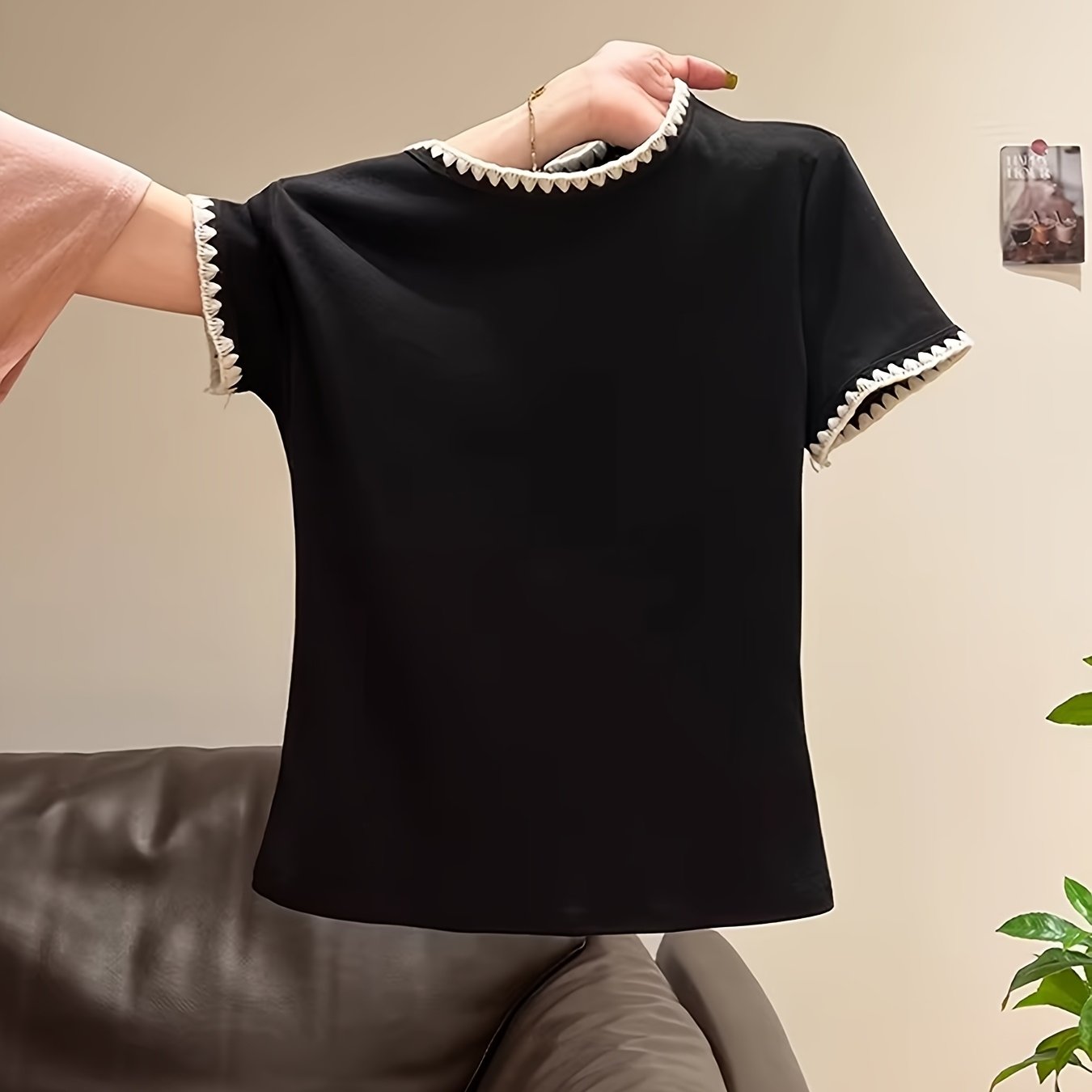 Image of Simple Casual Embroidered Round Neck Color-block Short Sleeve T-shirt For Women, New Summer Style, Exquisite And Elegant Designer Niche Top