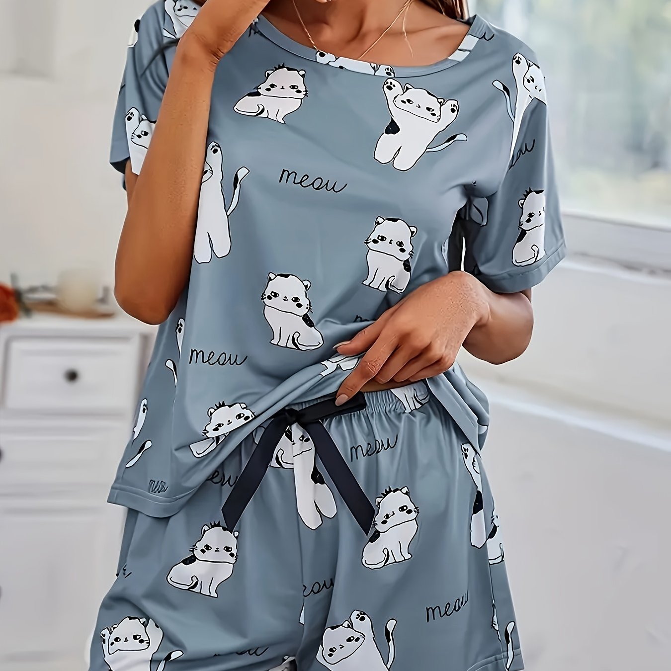 E-shop Damenschlafanzug-Set – Niedliches Katzenmuster Kurzarmshirt & Shorts, Hellblau Casual Schlafbekleidung mit ""-Design, Bequeme