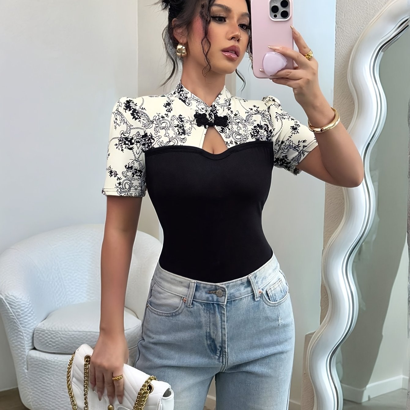 Black And White Spliced Women's Short Sleeve T-shirt With Fashionable Geometric