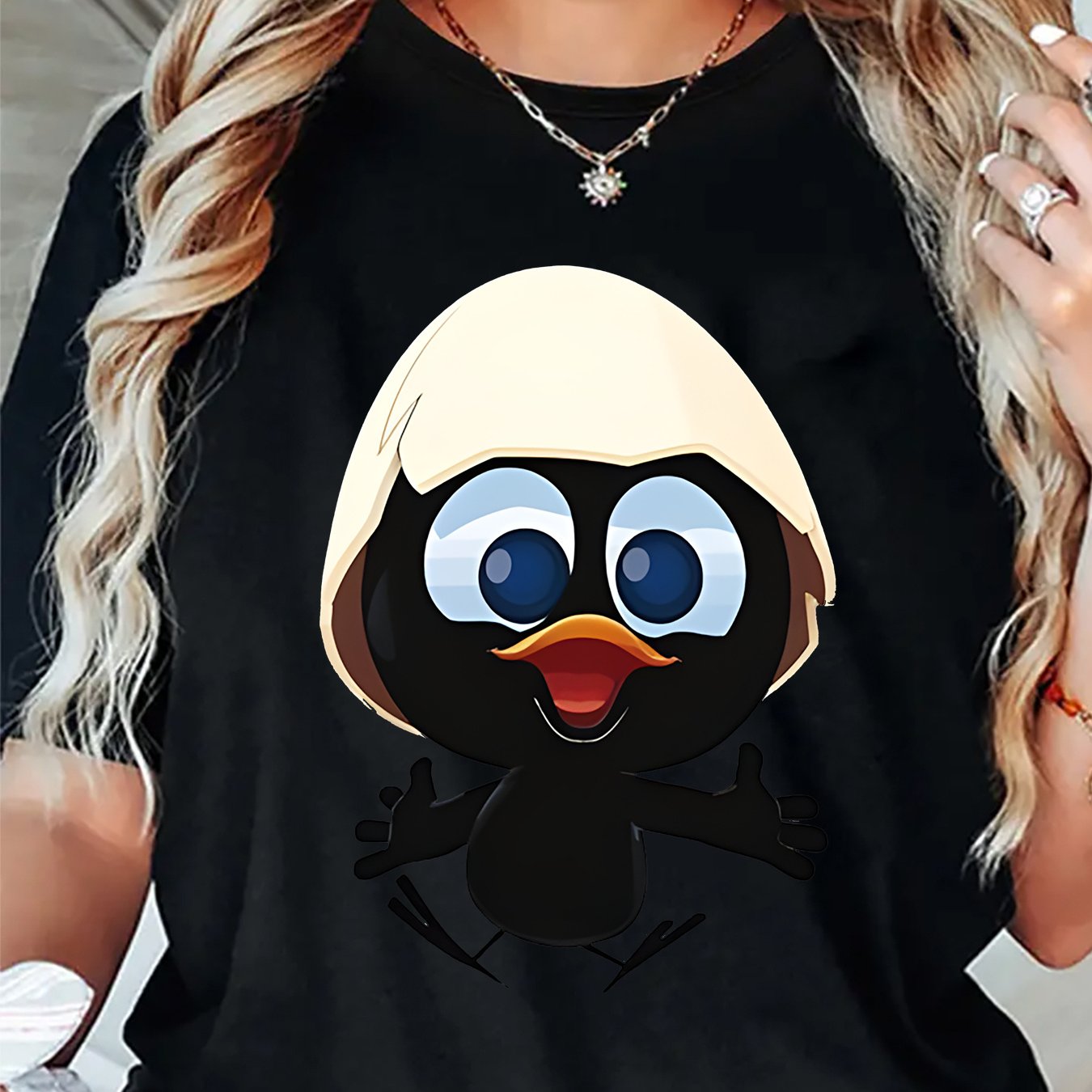 E-shop Damen Niedliches Entenküken Eierschalen-Druck T-Shirt – Weiches, Atmungsaktives Rundhals-Shirt mit Schwimmendem Enten-Design, Ganzjahresfit für