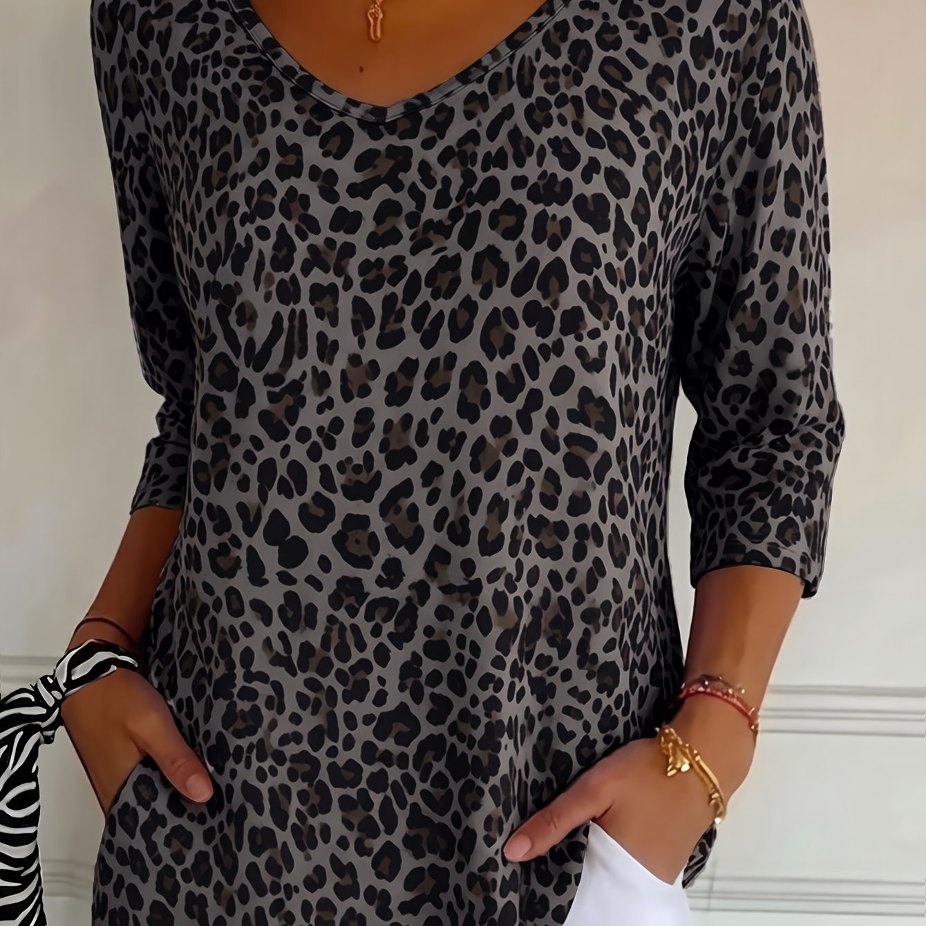 TEMU Women'-quarter Sleeve V-neck Gray- Leopard Print T-shirt, Soft Stretchy With Curved Hem For Summer Daily Casual Wear