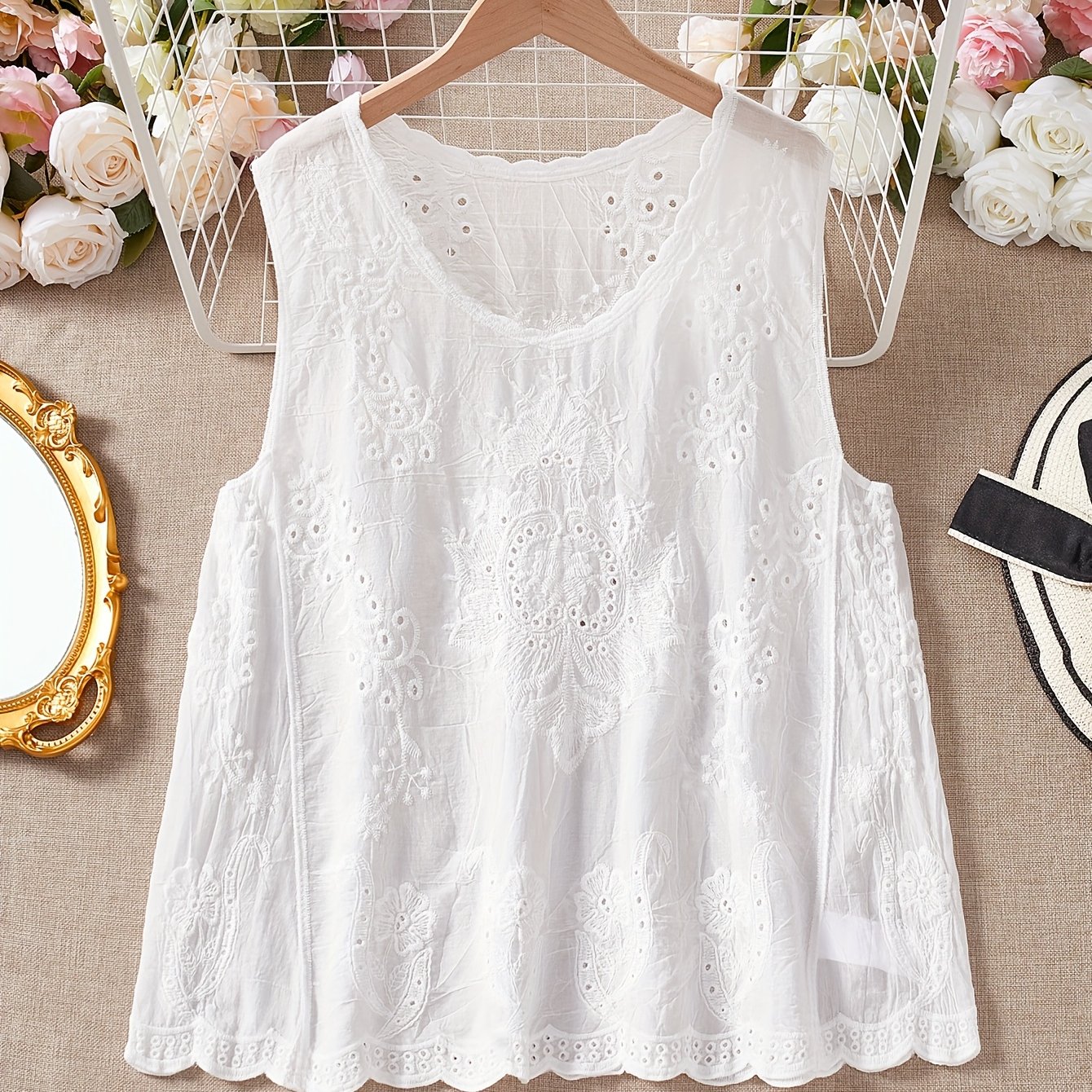 Image of Plus Size - Plus Size - Women's Casual Versatile Fashion Round Neck Embroidered Lace Vest
