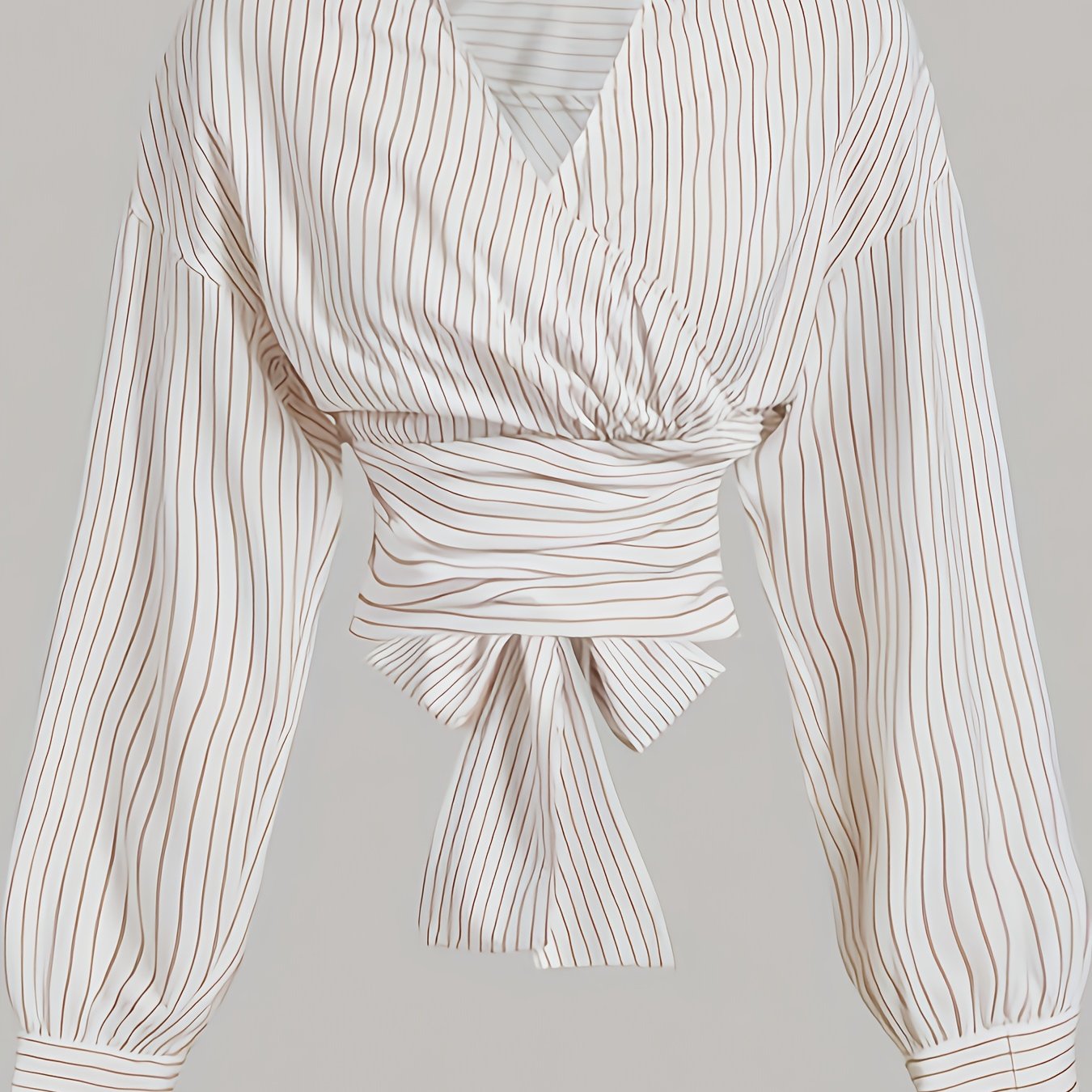 E-shop Gestreiftes Hemd mit klassischem Kragendesign, V-Ausschnitt mit -Wrap-Silhouette, das ein Gefühl von Einzigartigkeit und Charme vermittelt.