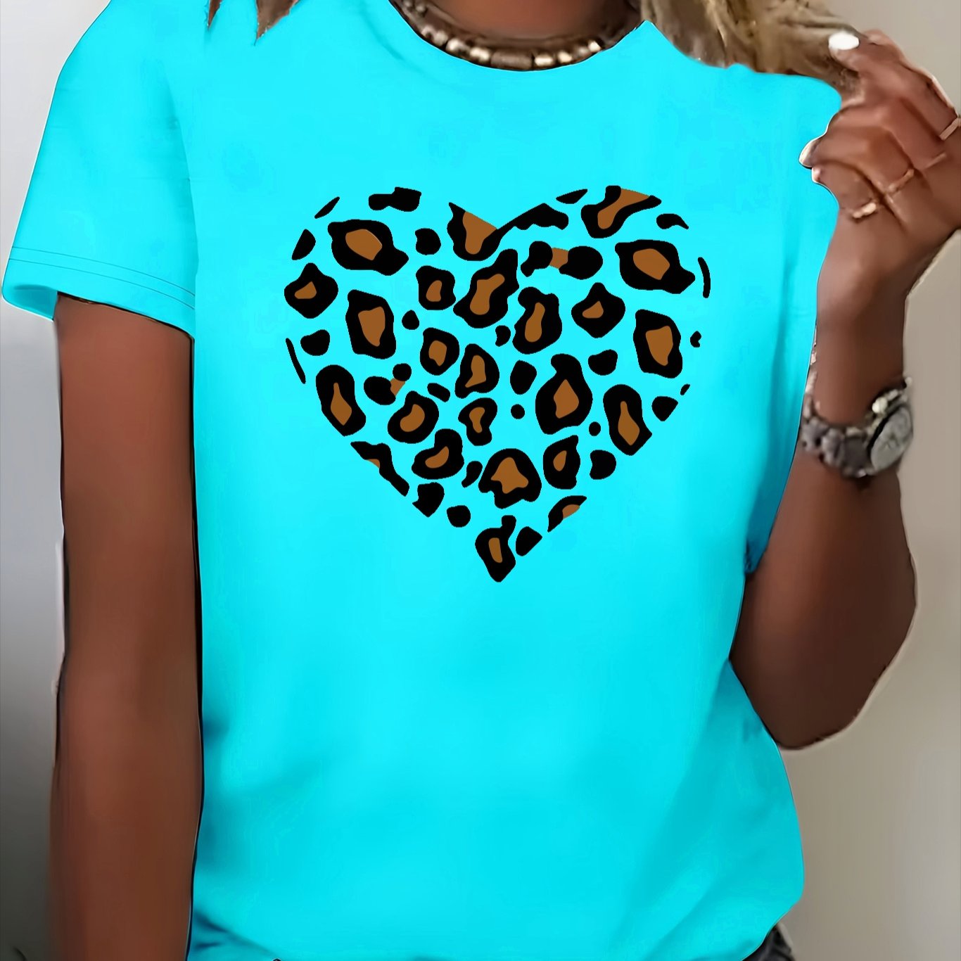 E-shop Damens T-Shirt mit Türkis-Leopardenmuster und Herz-Print – Elegantes Rundhals-Kurzarmtop für Frühling/Sommer, Atmungsaktives Polyester,