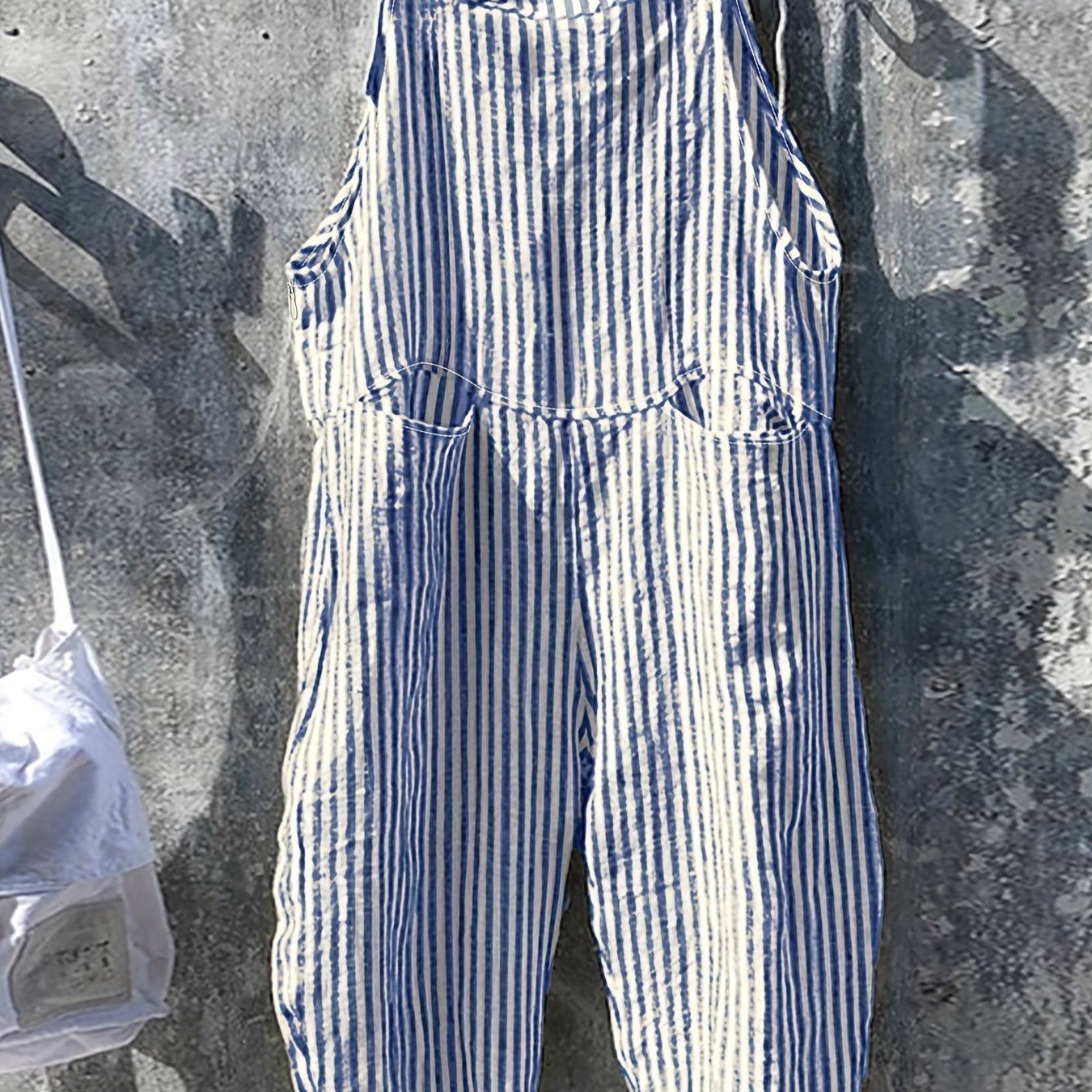 E-shop Plus Size - Plus Size - Lässiger, ärmelloser Jumpsuit mit Trägern und Streifen für Damen in großen Größen
