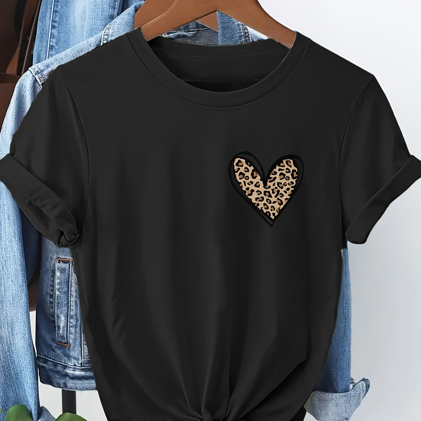 Image of For Plus Size - For Plus Size - Casual Oversized Shirt With Leopard Heart Graphic For Plus-size Women