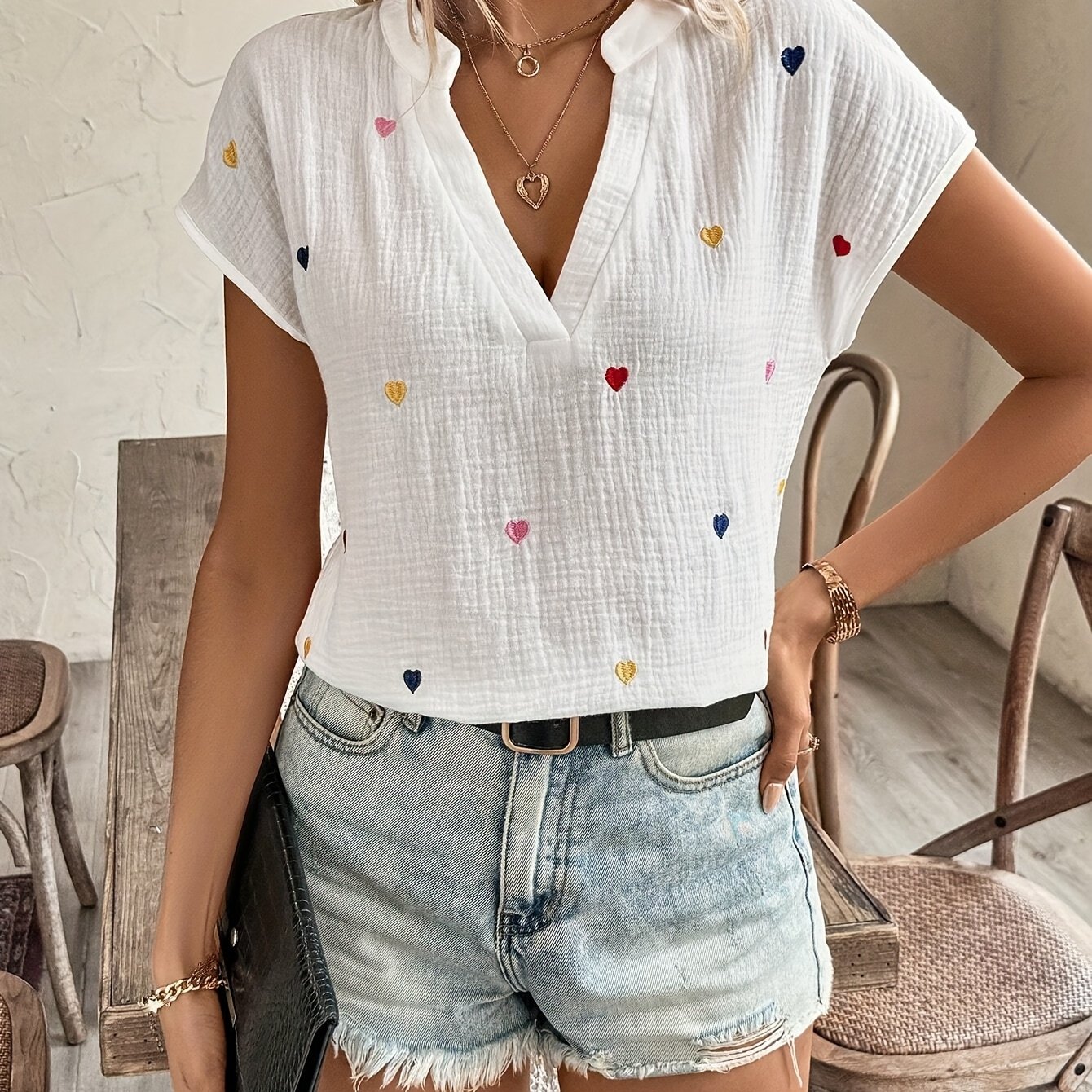 E-shop Damens Elegante Bluse mit Herz-Print und Stehkragen - Sommer-Kurzarmhemd in bunten Herzen, maschinenwaschbar & vielseitig von Casual bis