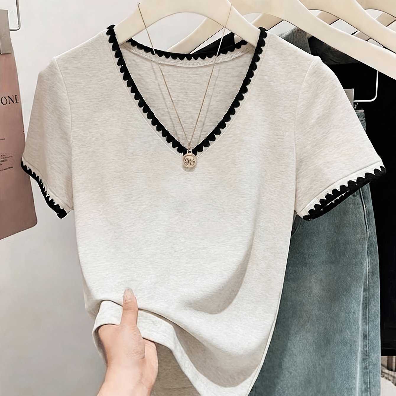 TEMU T-shirt élégant pour femme à col en V et manches courtes avec liseré à passepoil color-block - Base de couleur unie et col contrasté, élasticité