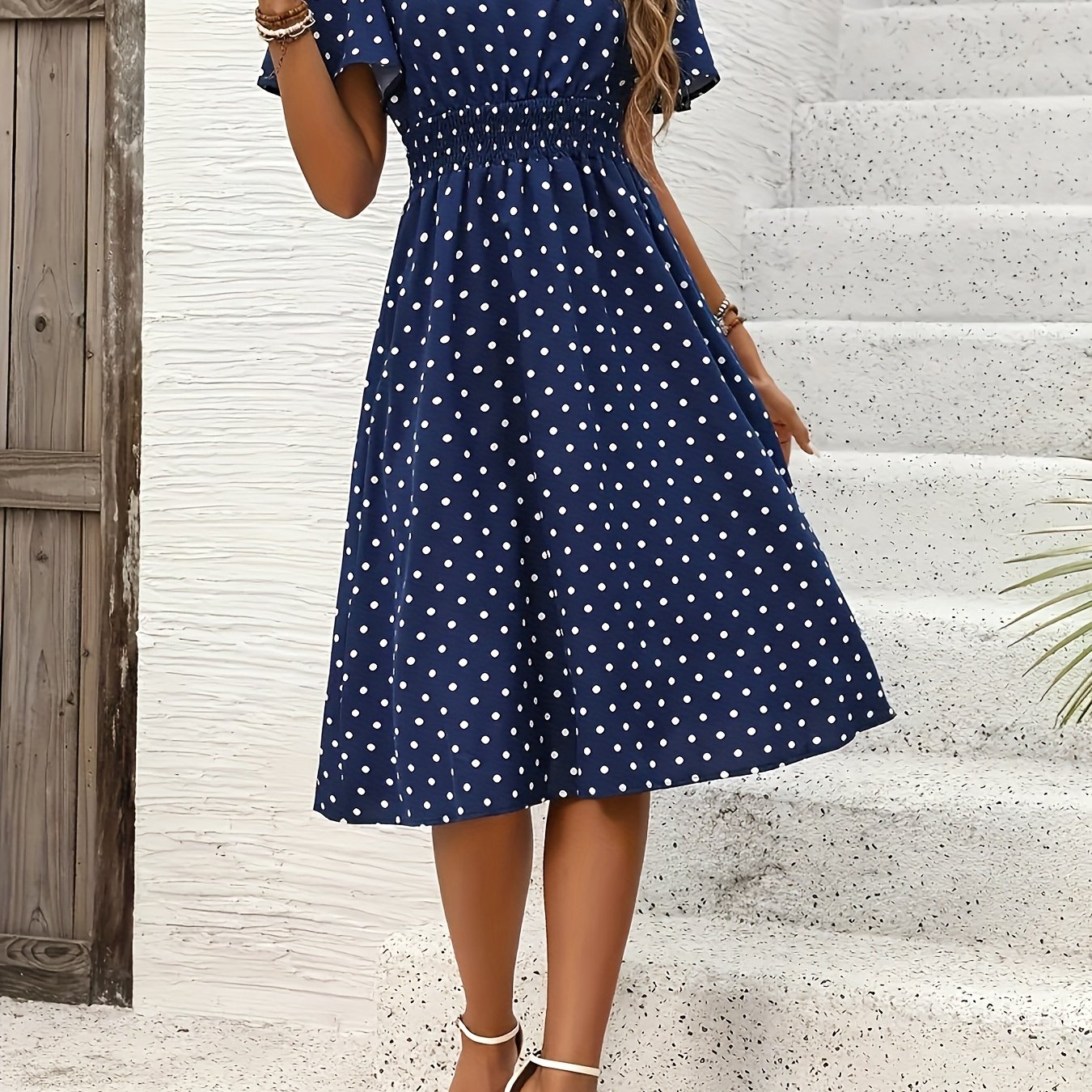 E-shop Damenmode Damenkleid mit Polka Dots, Rundhalsausschnitt, kurzen Ärmeln und mittlerer Länge