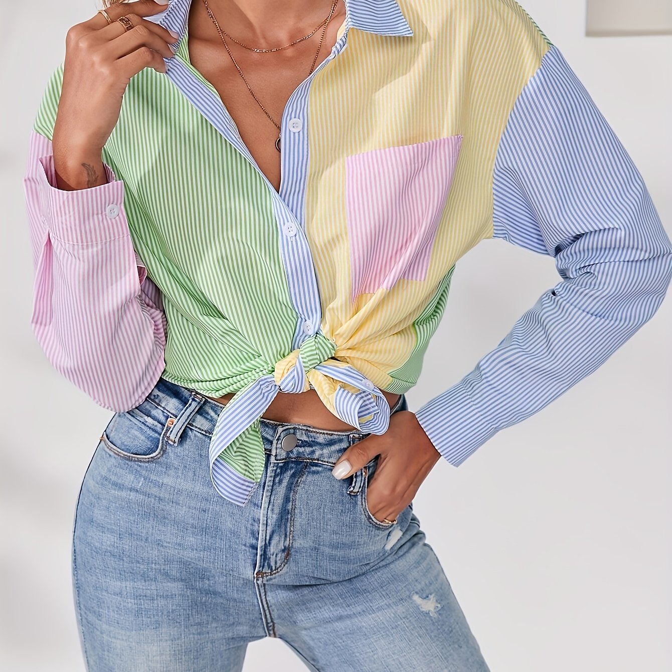 E-shop Gestreiftes Color-Block-Shirt mit heruntergezogenen Schultern