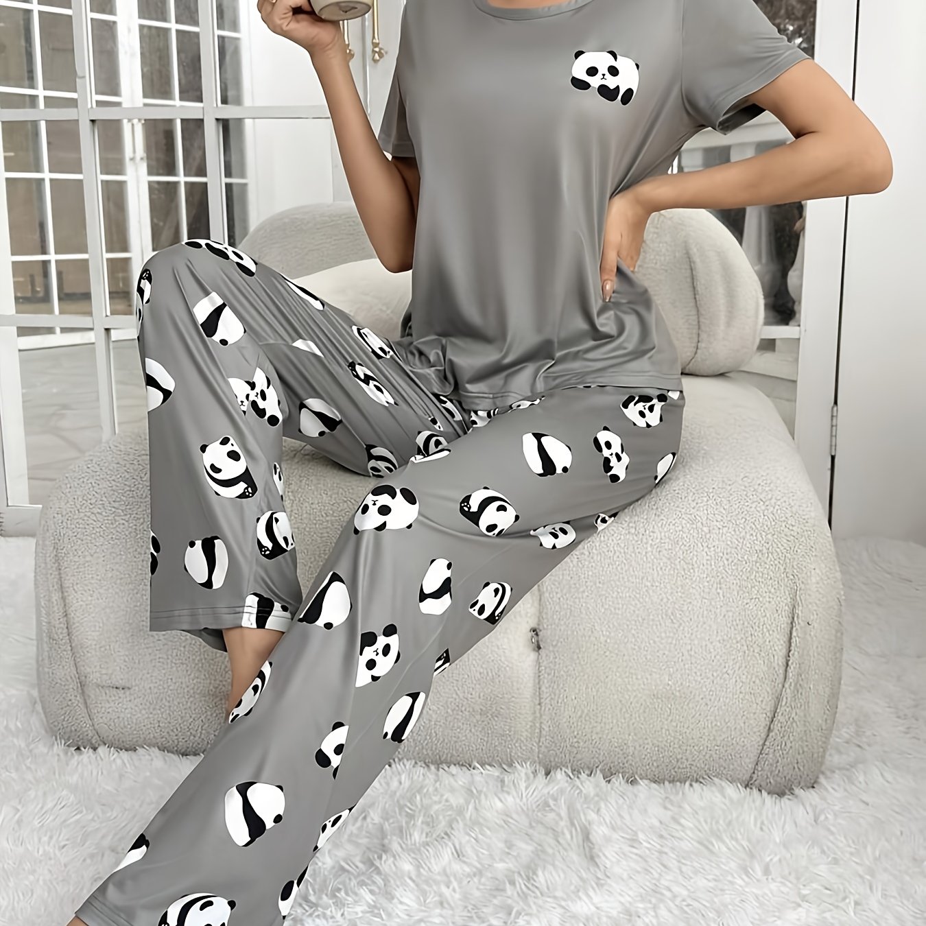 E-shop Damen Pyjama und Loungewear. Ein bequemes Kurzarm-Oberteil mit Rundhalsausschnitt kombiniert mit einer bedruckten langen Hose ist die Wahl.