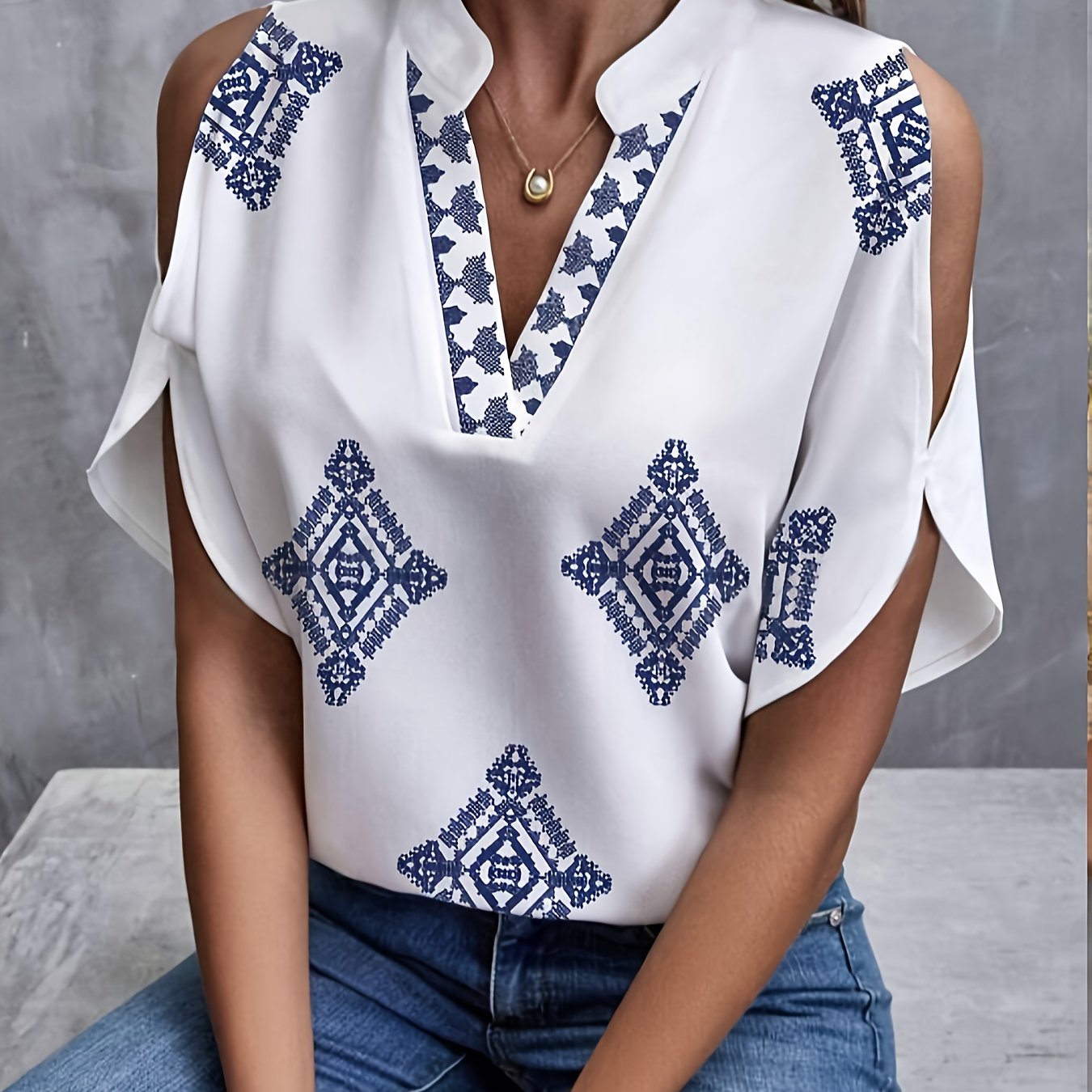 Summer Commuting Loose Short-sleeved Printed Shirt, Fashionable V-neck And Shoulder Blade