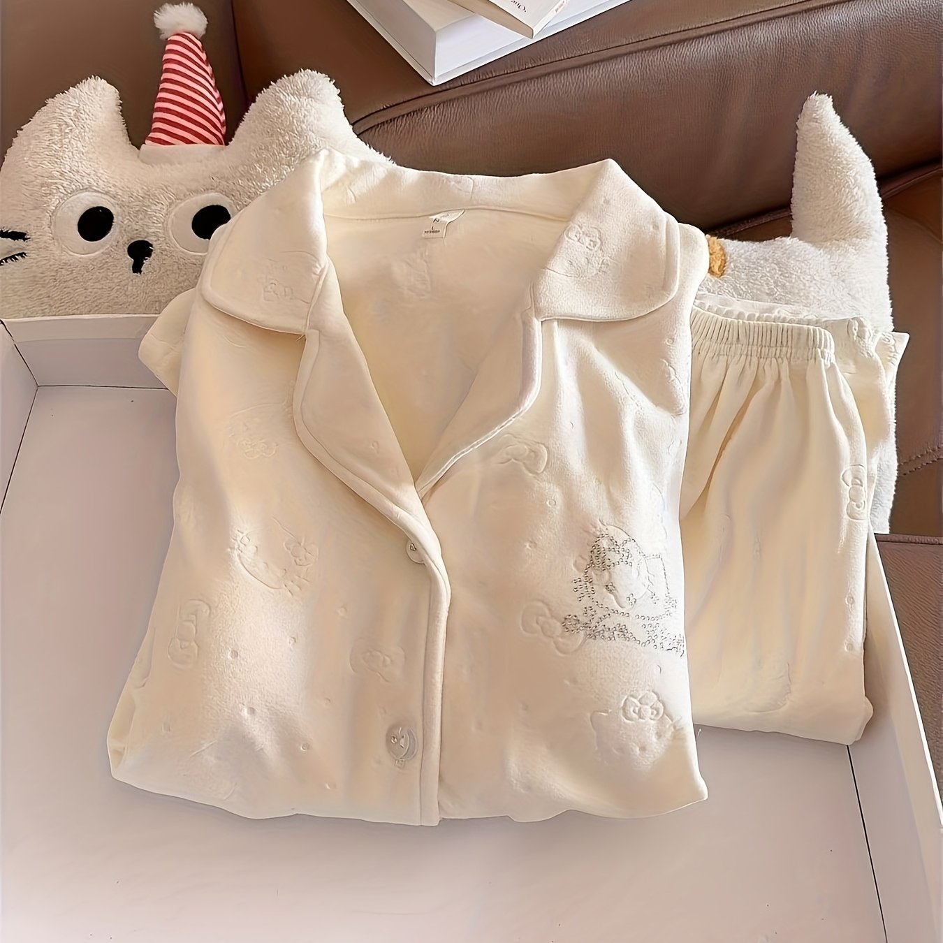 E-shop Damen-Pyjama aus Korallenfarbenem Stoff für Herbst/Winter mit Brusteinlagen, langen Ärmeln langer Hose, mit niedlichem Cartoon-Kätzchen-Druck,