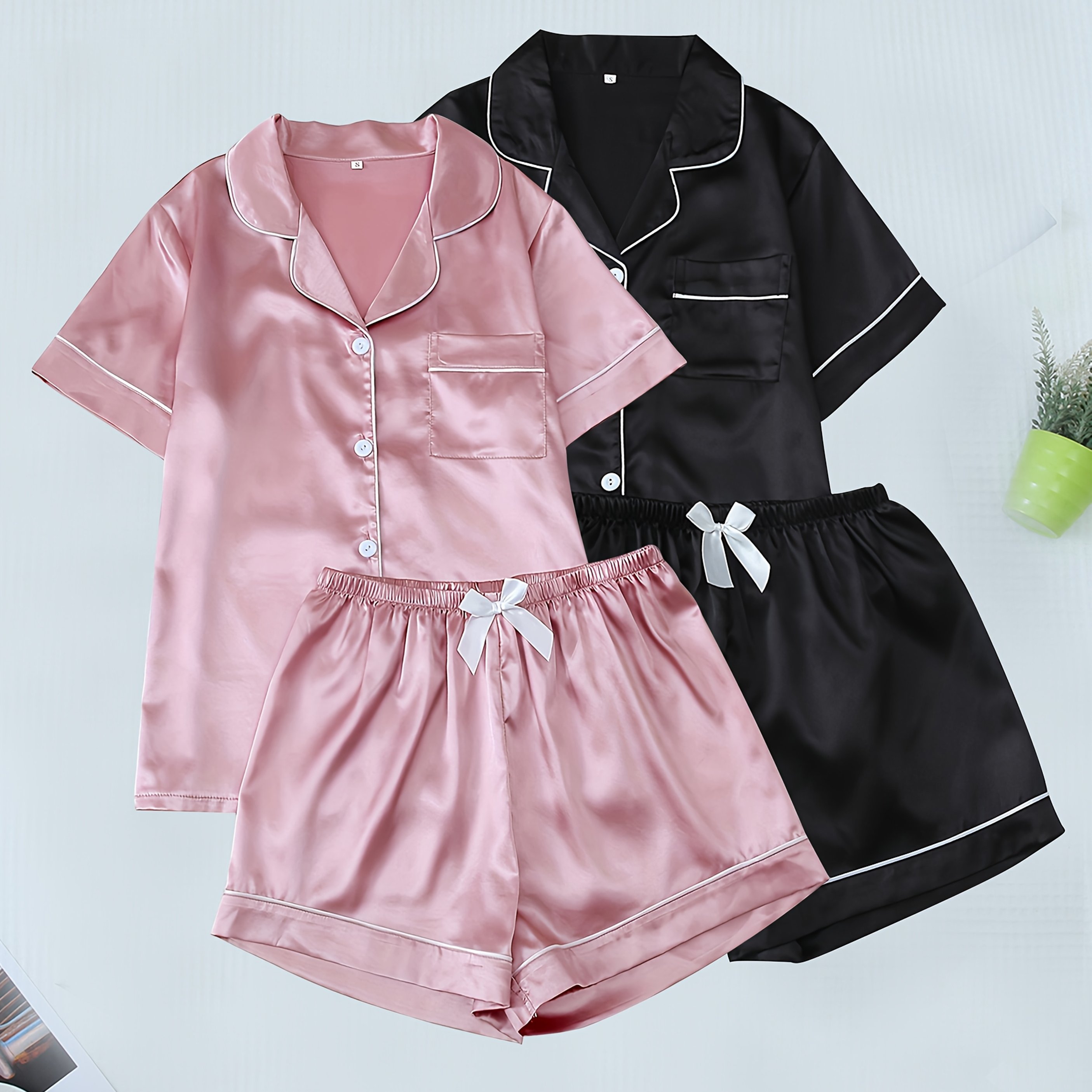 E-shop Elegantes Freizeit-Einheitsfarben-Vier-Teiler-Set Pyjama mit Kragen, kurzärmeligem Button-Up-Top und lockerer, elastischer Shorts mit Schleife.