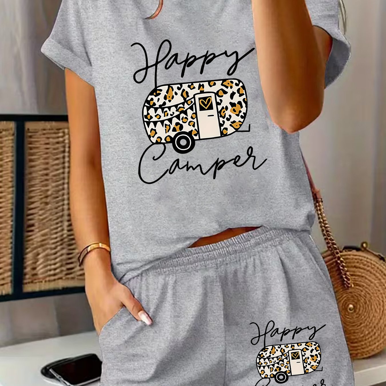 E-shop 2 Stück Damen Happy Print Kurzarm-Shirt & passende Shorts – Wohnmobil & Zelt Pyjama, Schlafanzug, Sportoutfit | Weiche, atmungsaktive