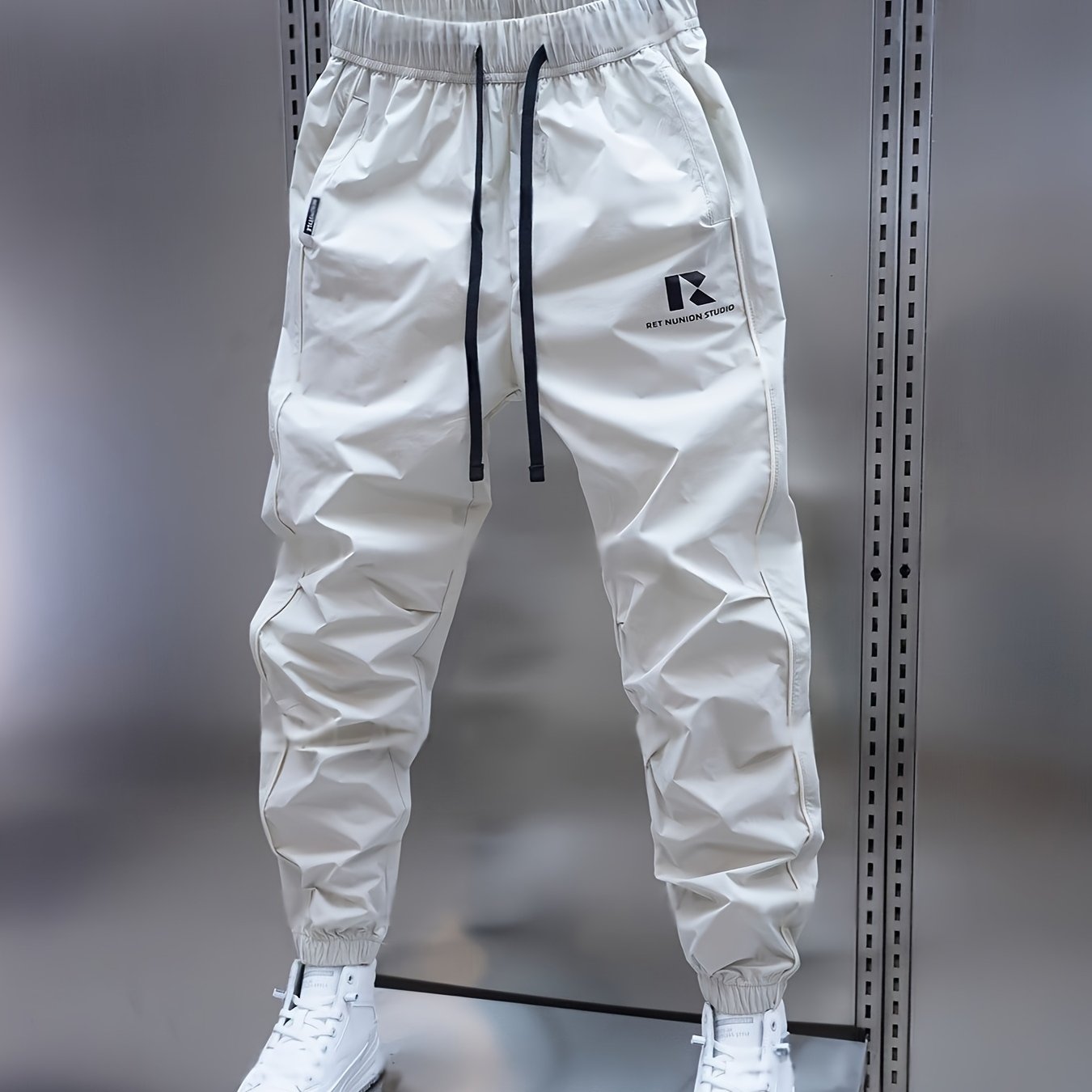 E-shop Herren Jogginghose mit Kordelzug elastischem Bund für verstellbaren Sitz. Mit Markenlogo-Dekoration für einen trendigen Look. Lockerer Schnitt