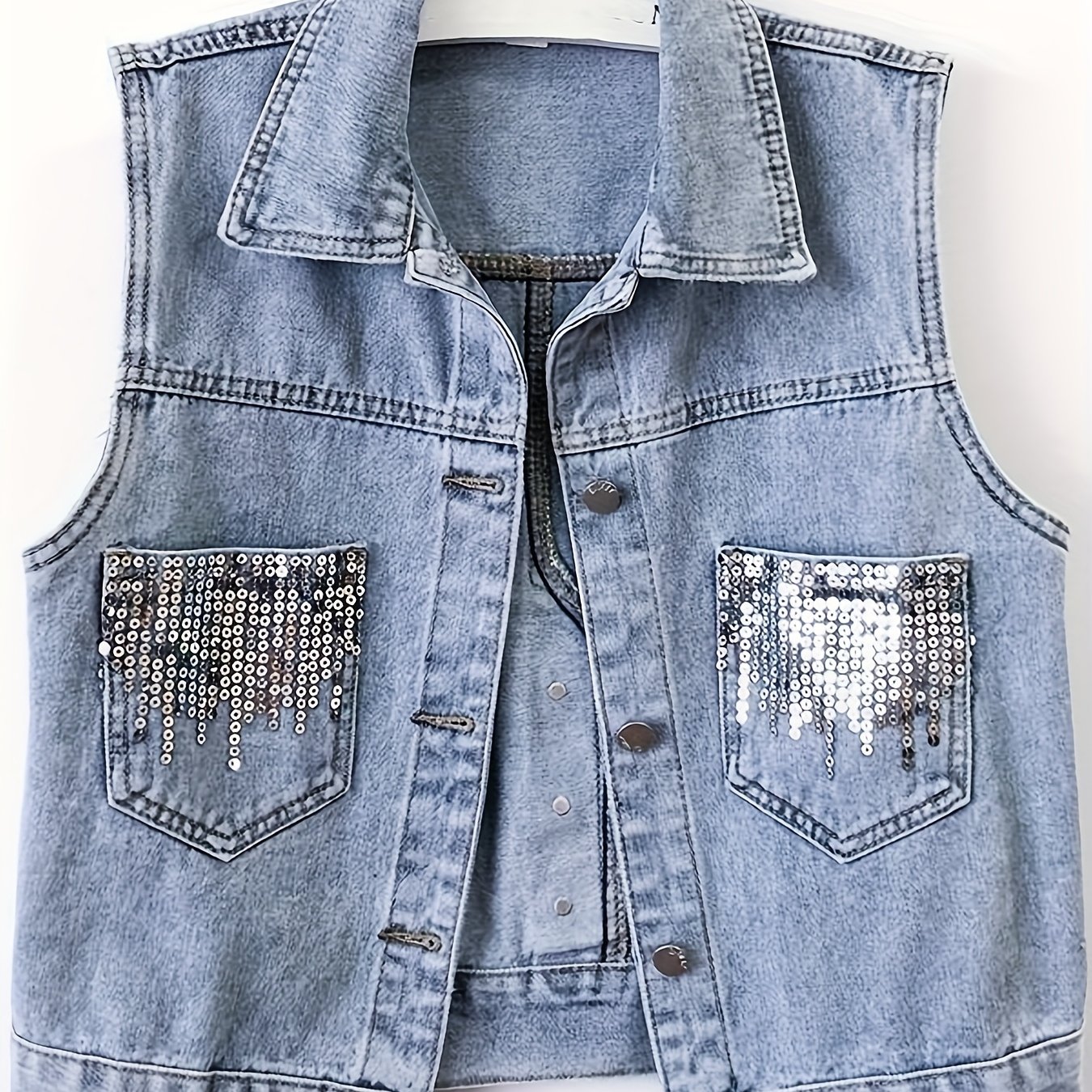 A Stylish Women's Denim Jacket With Long Sleeves, Featuring A Slim Fit And A Retro Design, Perfect For Occasions.