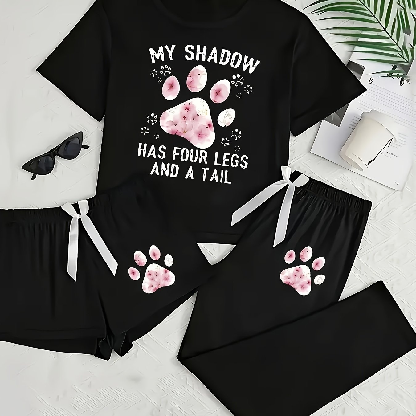 E-shop Ein einzigartig designtes bedrucktes Damen-Schlafanzug-Set mit drei Teilen, inklusive Kurzarm, langen Hosen und Shorts