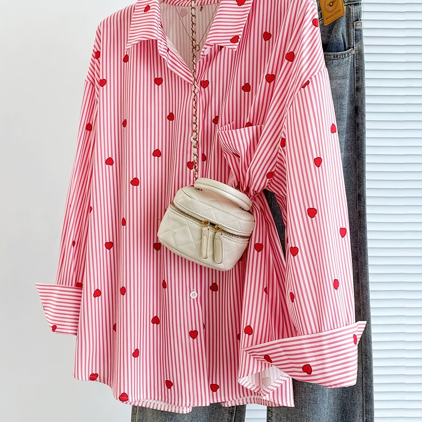 E-shop Plus Size - Plus Size - Damen Langarmhemd mit Einzelleiste, Streifenmuster, Tasche und herzförmigen Streifen, Plus Size Bluse