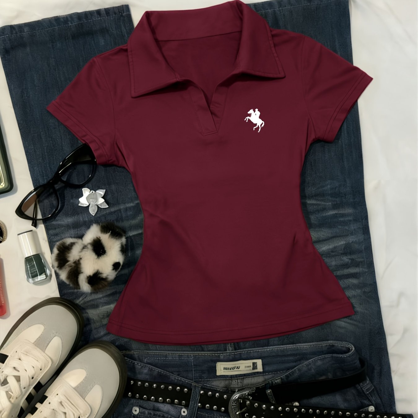 E-shop Hemd mit Kragen, ein extrem beliebtes Damen Polo Shirt mit Slim Fit, kleinem V-Ausschnitt, kurzen Ärmeln und einem schmeichelhaften,