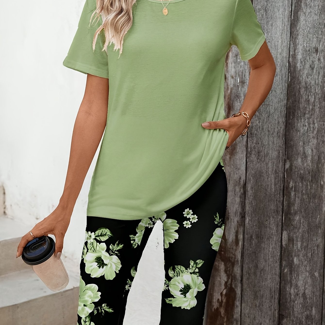 E-shop Ein zweiteiliges Set für Damen mit einem lässigen, blumigen Kurzarm-T-Shirt und Shorts, für den Sommer A010