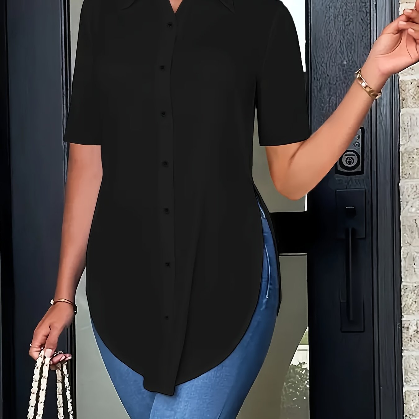 E-shop Elegante schwarze Damen Bluse mit kurzen Ärmeln und Schlitz