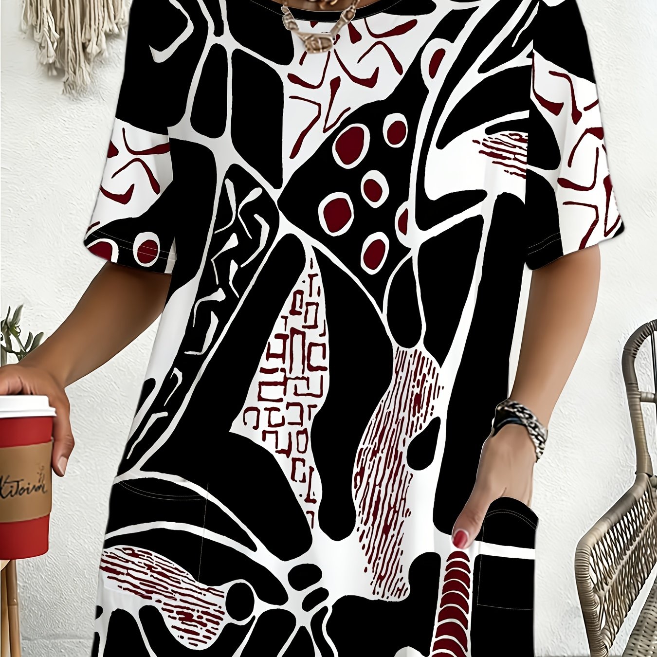 TEMU Zwart Achtergrond Rode Tint Geometrisch Graffiti T-Shirt, Plus Size Losse Pasvorm, en Om de Buik Bedekkend, met Zakken, Mid-Length Top