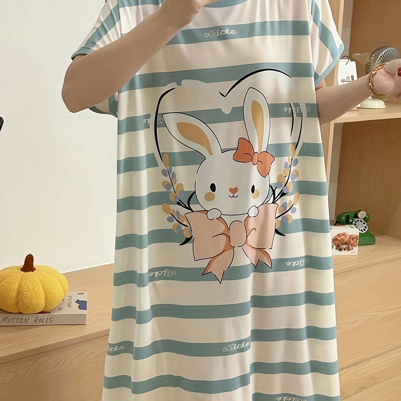 E-shop Neues Kurzarm-Nachthemd Damen Lockerer Pyjama Dünne Rundhals Grüne Gestreifte Cartoon Kleiner Hase Freizeit Kleidung Nachthemd