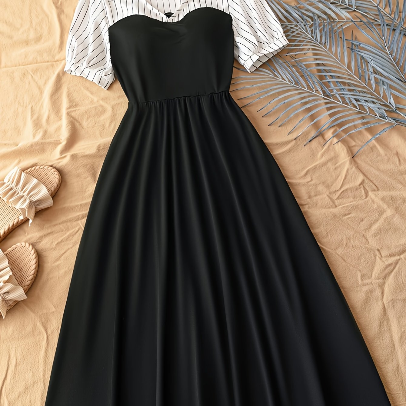 E-shop Midi-Kleid im Vintage-Stil - Figurbetontes V-Ausschnitt-Kleid mit gestreiftem Kragen, kurzärmelig mit schwarz-weißem Streifenmuster,