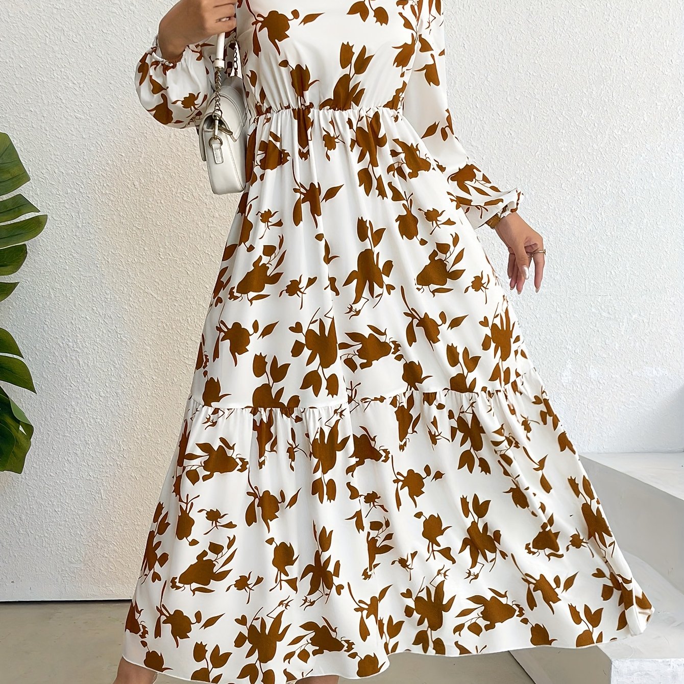 E-shop Damens Elegantes Blumenmuster Maxikleid - Langarm, Rundhalsausschnitt, Fließende A-Linien-Silhouette, Weiß mit Braunem Blattmuster, für Frühling