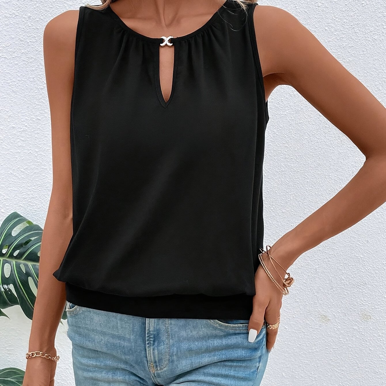 Fashionable And Elegant Design Round Neck Solid Color Vest