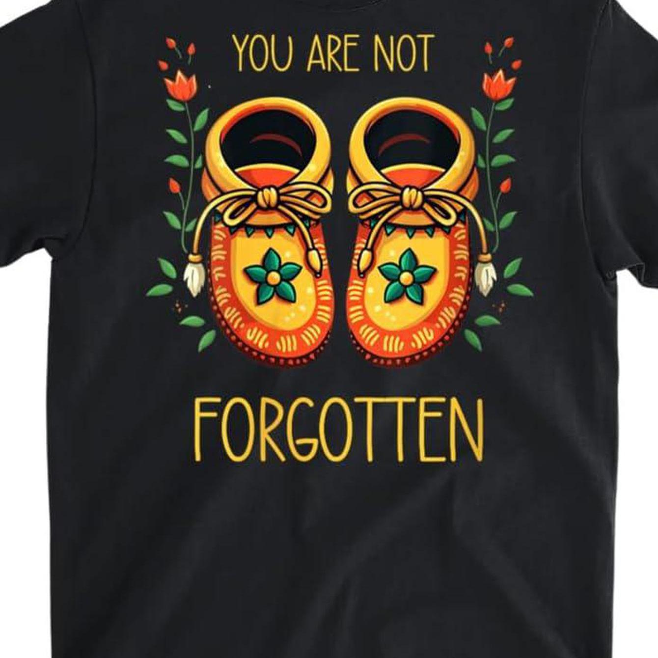 TEMU T-shirt pour femmes "Vous n'êtes pas oubliée" - Sensibilisation aux problèmes locaux américains - Noir - Tailles S à 3XL