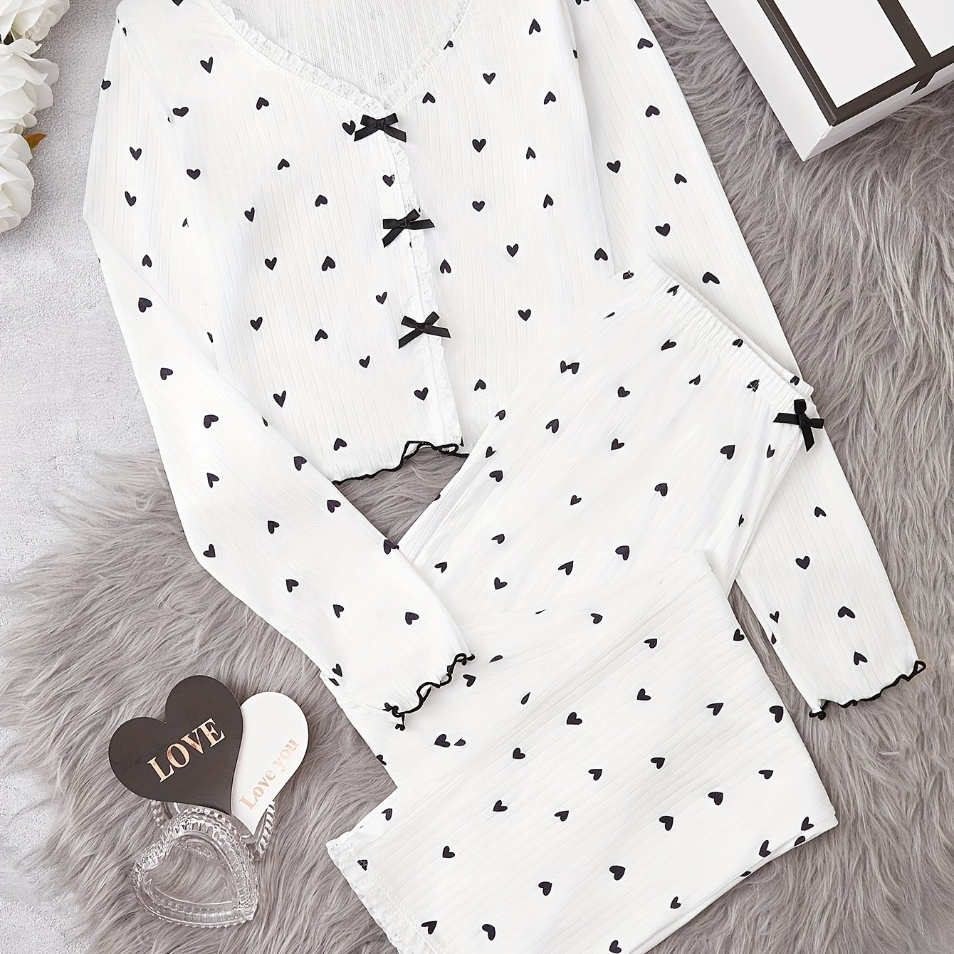 TEMU Conjunto de pijama con estampado de corazones para mujer, con ribetes fruncidos, top de cuello en V y mangas largas con , y pantalones. Ajuste y .