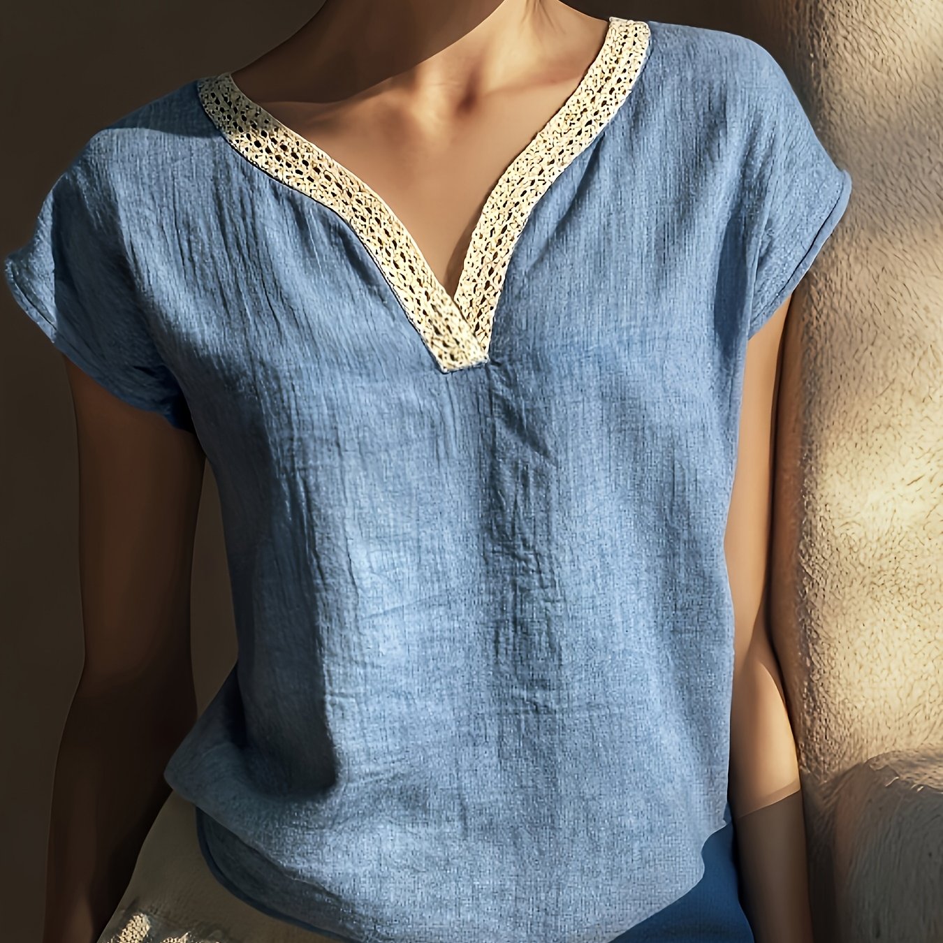 E-shop Elegantes Damen Boho Sommer Retro Leinen Textur Kurzarm Top mit Spitze V-Ausschnitt, lockeres Shirt für Sommerurlaub / Täglichen Arbeitsweg,