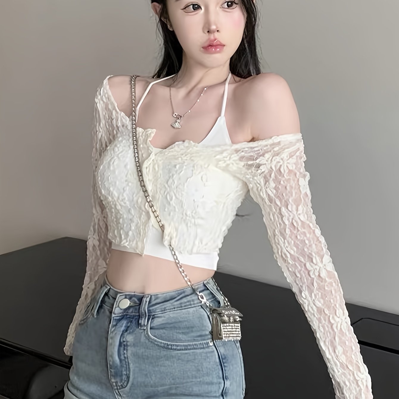 E-shop Dies ist ein kurzes, offenes Cardigan in Pfirsich-Spitze mit einem , durchsichtigen Design, im trendigen koreanischen Stil, der den