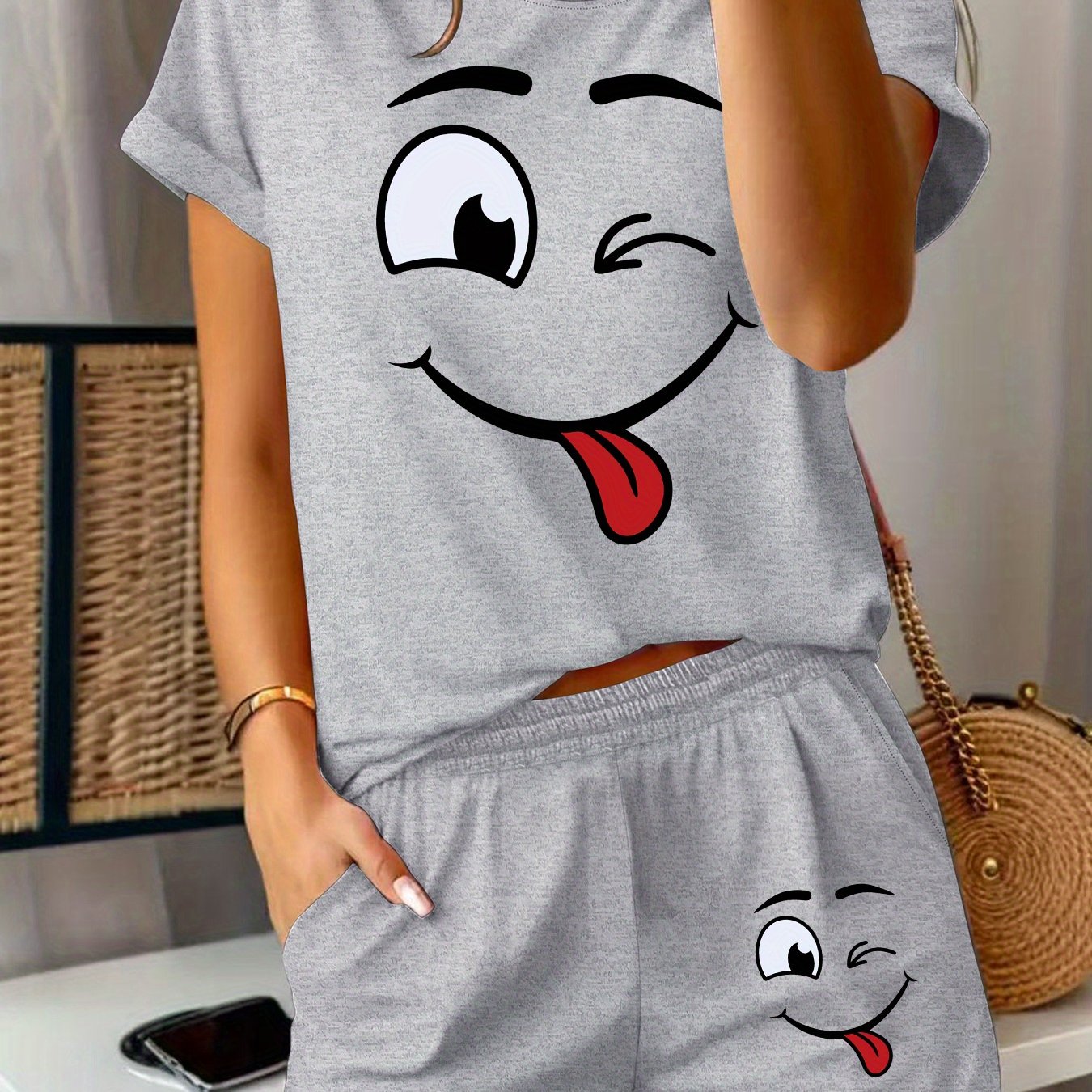 E-shop Damen Casual 2-teiliges Shorts und T-Shirt Set mit spielerischem Gesichtsdruck - Hellgrau, Kurzarm, Rundhals, -Design, für Frühling und Sommer,