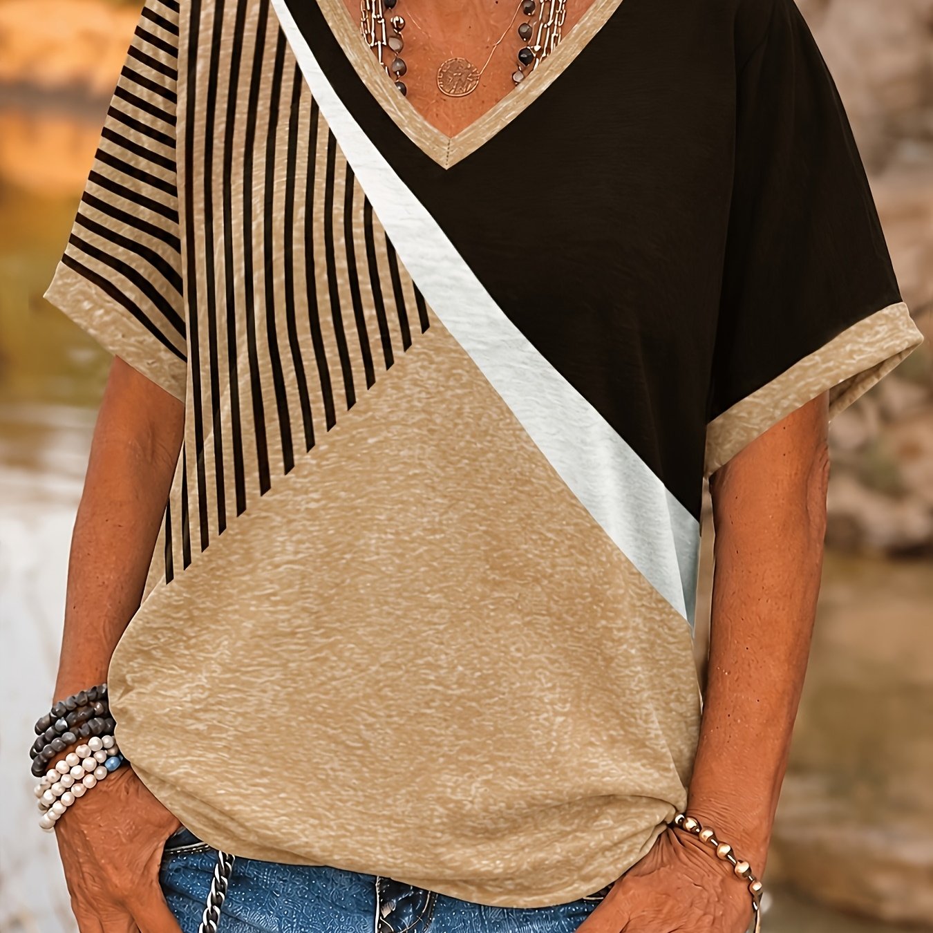 E-shop Plus Size - Plus Size - Plus Size Damen Deep V-Ausschnitt Fledermausärmel Top Ganzjahres Komfortables T-Shirt mit Retro Geometrischem