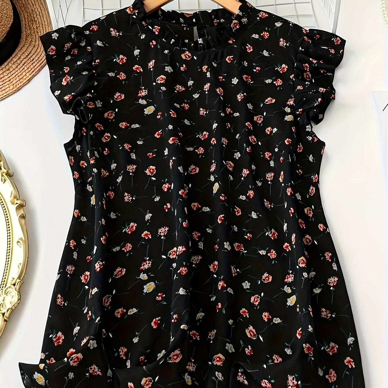 E-shop Damen Elegantes Puffärmel-Bluse mit Rüschen-Ausschnitt & Kurzarm - Schwarzes Blumenmuster A-Linienshirt, Strukturierte Passform für Casual bis