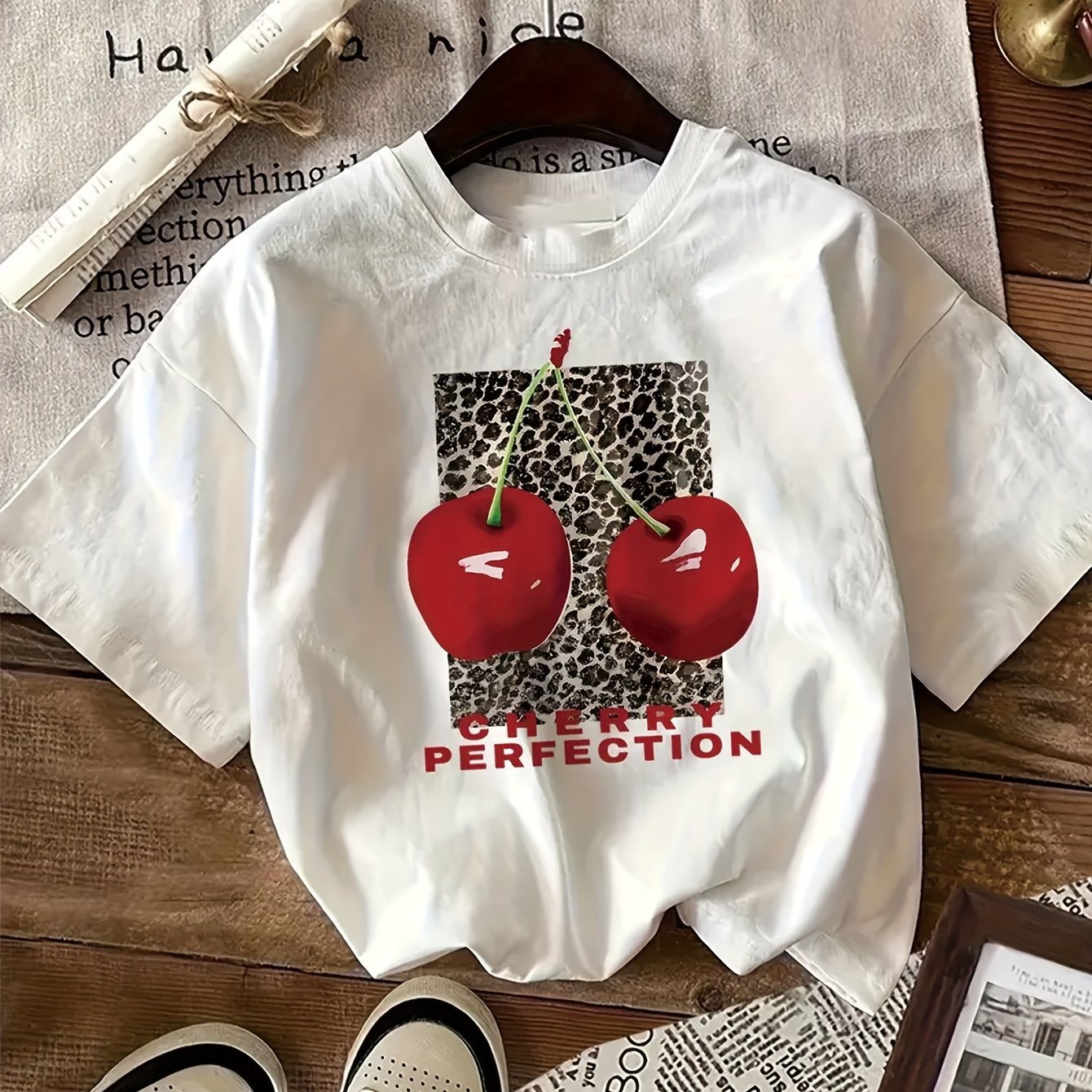 TEMU T-shirt da donna casual con stampa "Cherry Perfect" - corta, , , top versatile per occasione, con divertente design a ciliegie e leopardato,