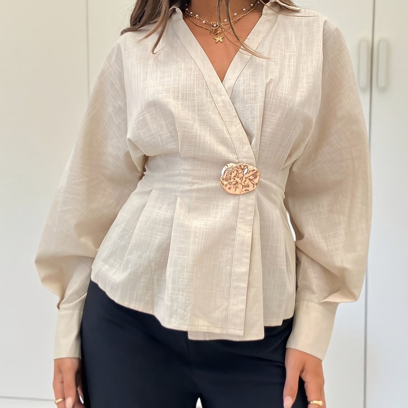 E-shop Elegantes Damenhemd mit V-Ausschnitt, Kreuzdetail Metallverzierung – Taillenbetonendes Bluse für Damen