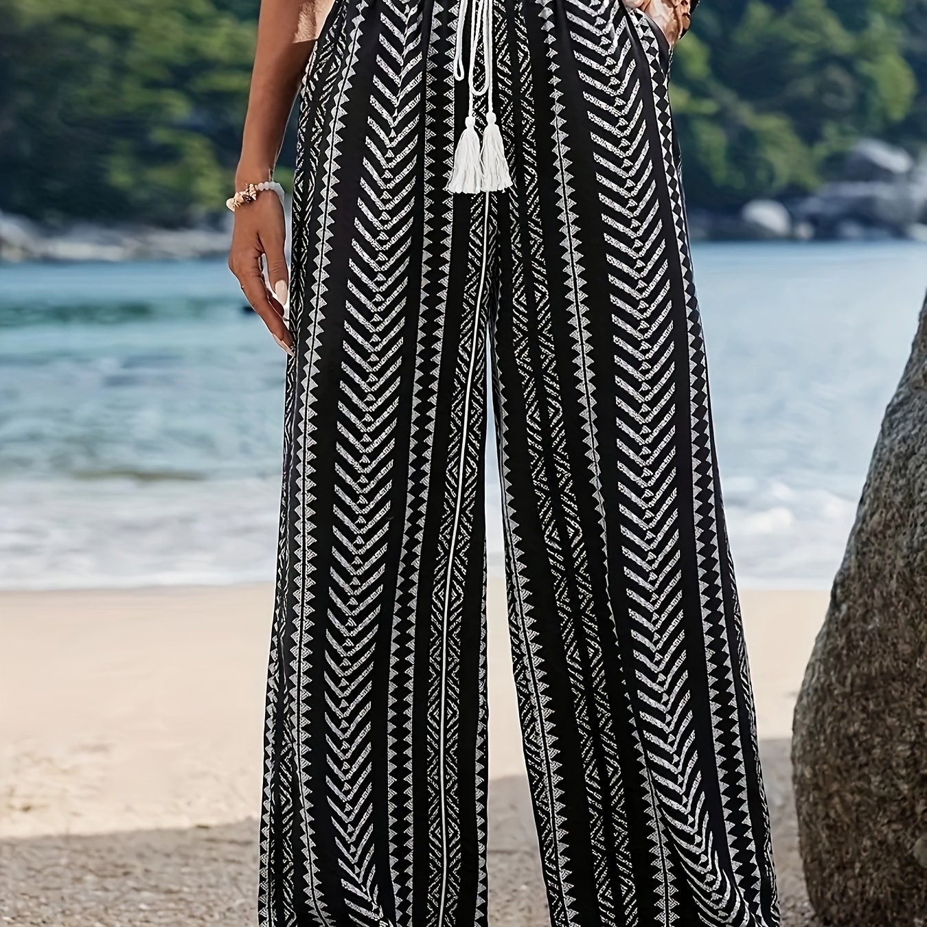 E-shop Damenhose in Übergröße mit weiter Beinform geradem Schnitt sowie elastischem Bund – A-Linien-Hose geeignet für Resort mit geometrischem Muster –