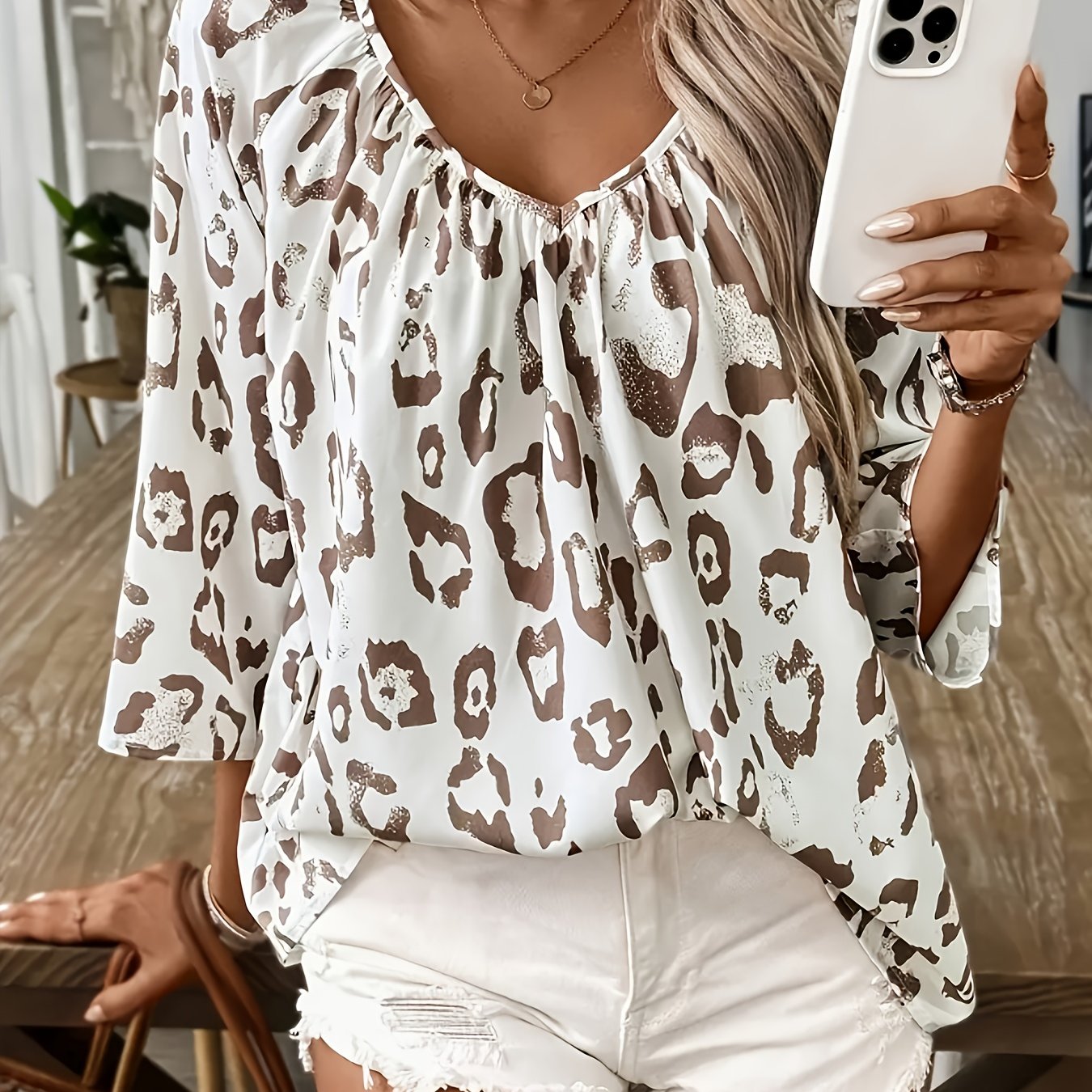 E-shop Damen Khaki Leopard Print T-Shirt Bluse mit tiefer V-Ausschnitt - Kurzarm Asymmetrische Rüschen- und Faltdetails, Elegantes Mode-Shirt für