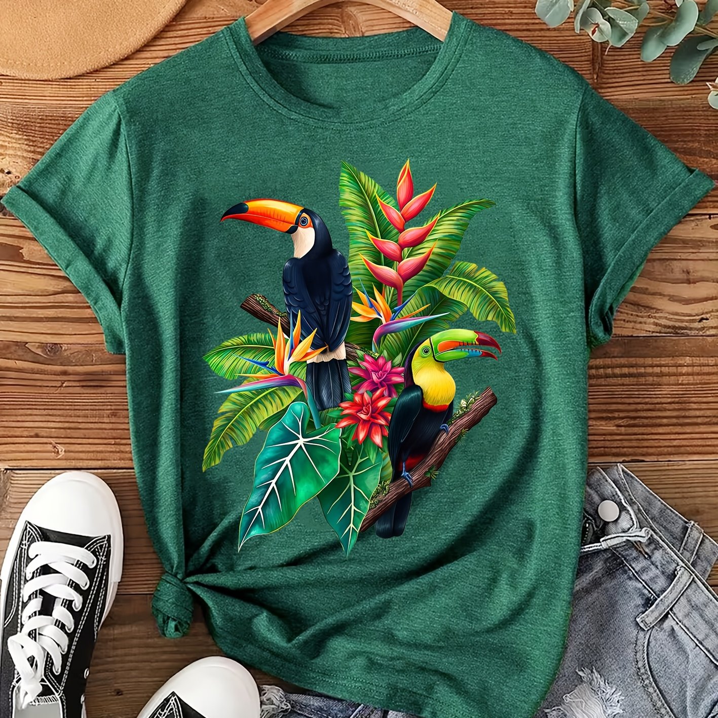 E-shop Elegantes Damen T-Shirt mit kurzen Ärmeln und einem tropischen Tukane-Print, mit einem komfortablen, weichen und atmungsaktiven Design. Dieses