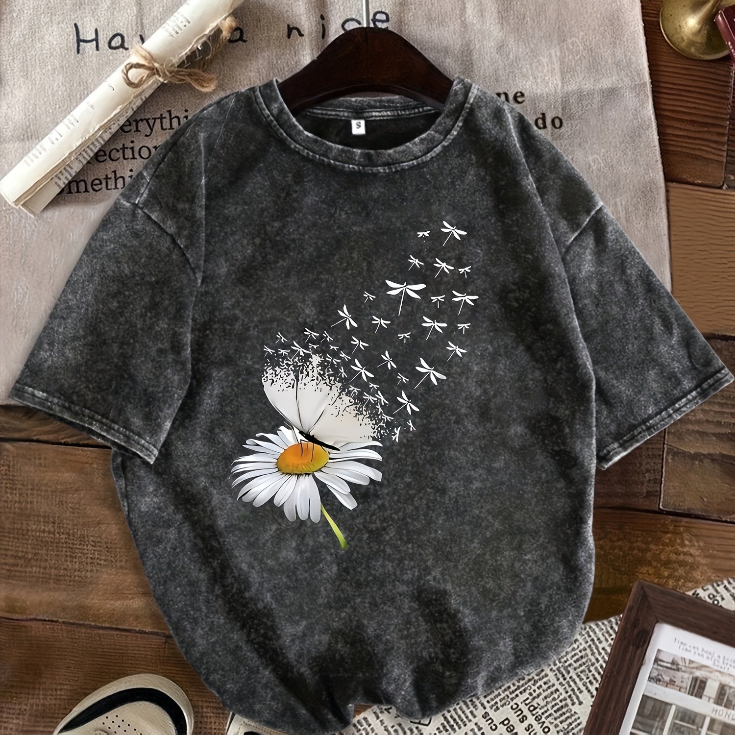 Image of Vintage-style Snow-washed Daisy Print T-shirt With Daisy And Dragonfly Prints, A Must-have Summer Fashion Item For Women