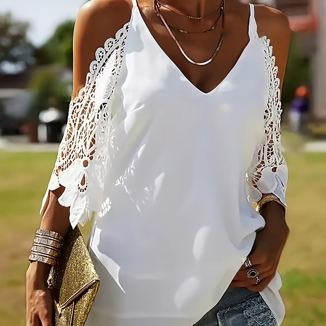 E-shop Plus Size - Plus Size - Sommerliche elegante Damenbluse mit V-Ausschnitt und Spitzen-Patchwork