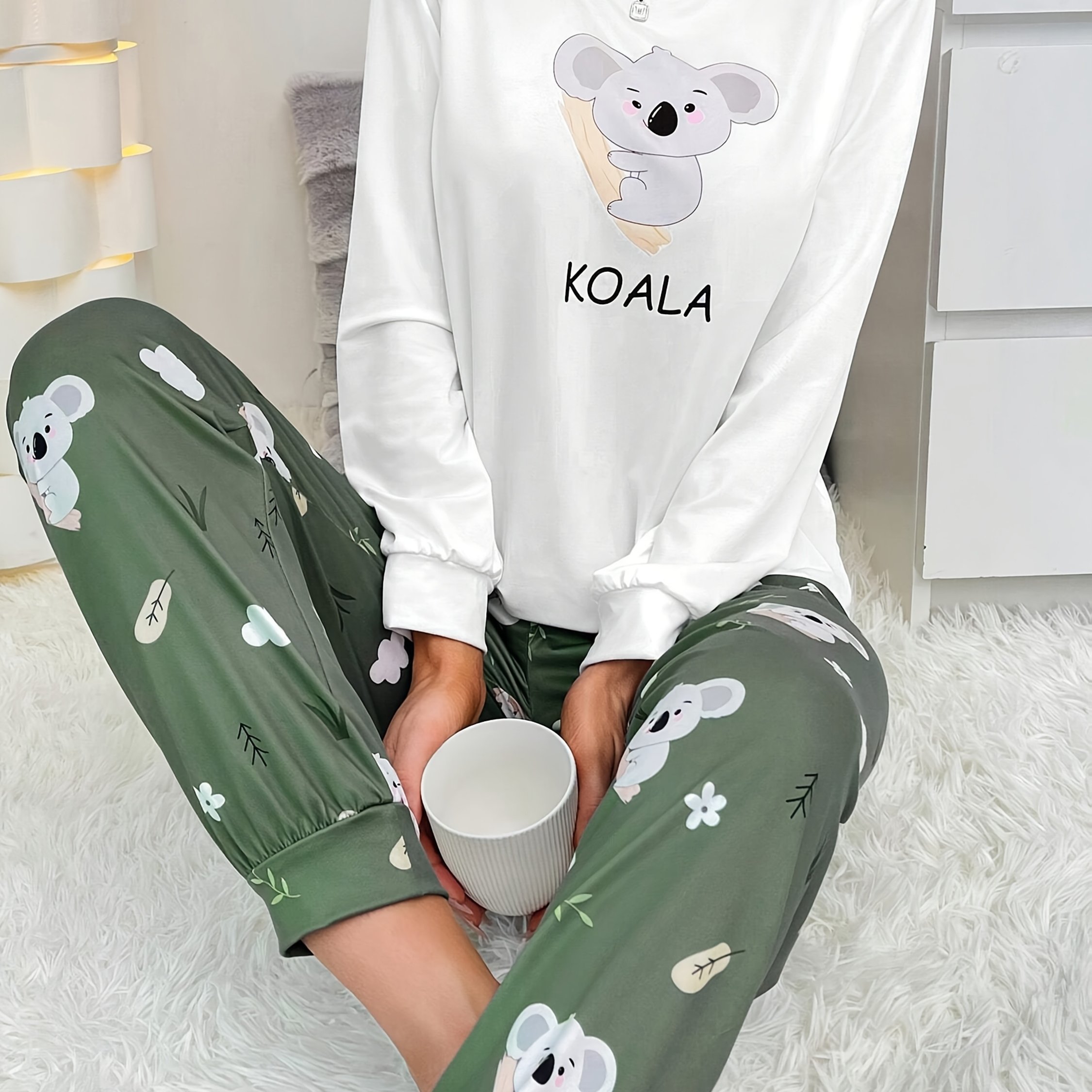 E-shop Niedliches Cartoon-Pattern Damen Pyjama Set, Rundhals Weißer Oberteil, Koala-Print Grüne Hose, Bequemes Freizeit-Home-Wear Set