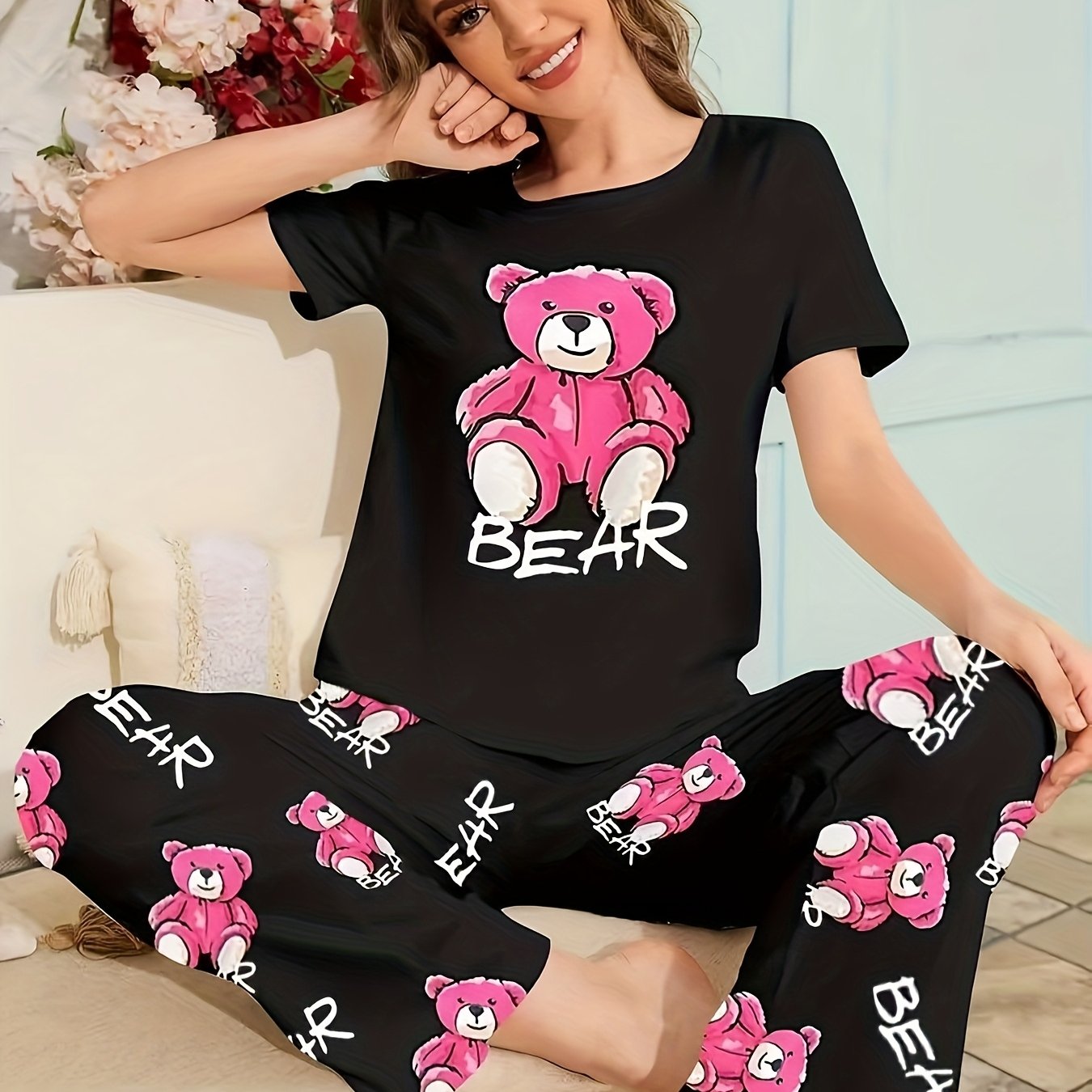 TEMU 【商品名】可愛いクマと文字のプリントがかわいいカジュアルパジャマセット。半袖のトップスとロングパンツの組み合わせ。快適でフィット感のある伸縮性のある生地を使用。スしたスタイルの柄。
