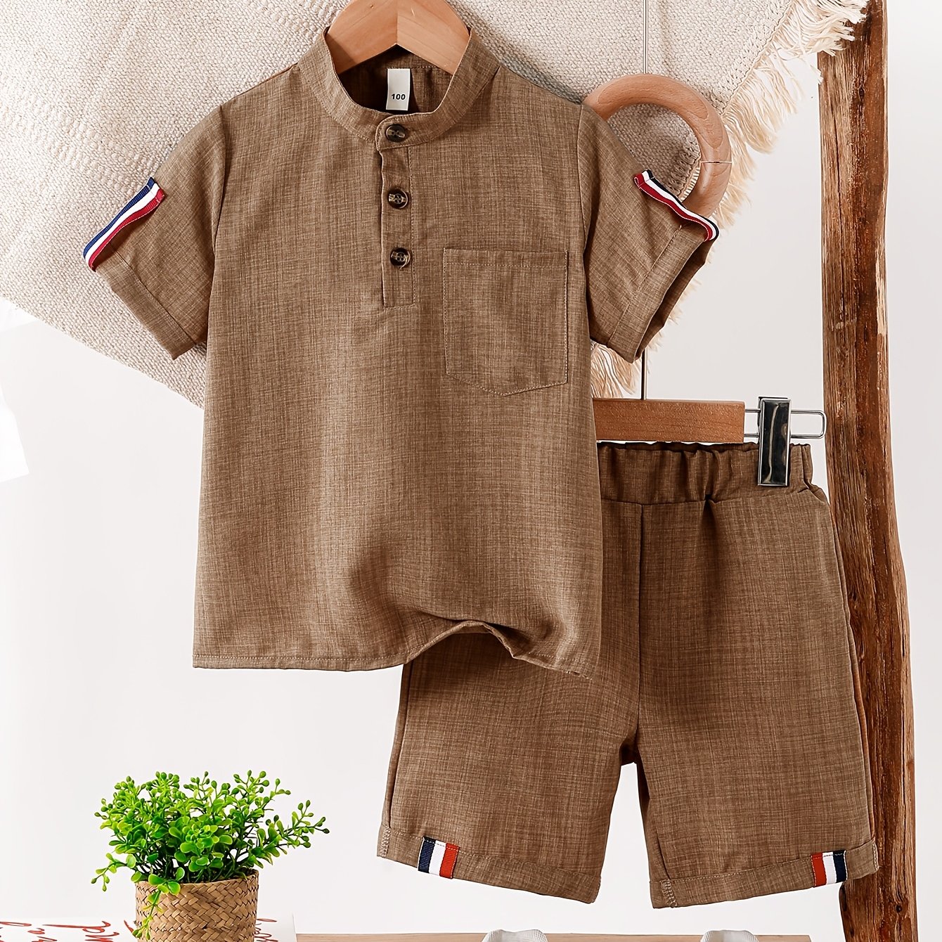 E-shop Sommer-Freizeit-Shorts-Set für Jungen in Khaki, einfarbiges T-Shirt mit halber Knopfleiste & passende gewebte Shorts. Leichte, bequeme