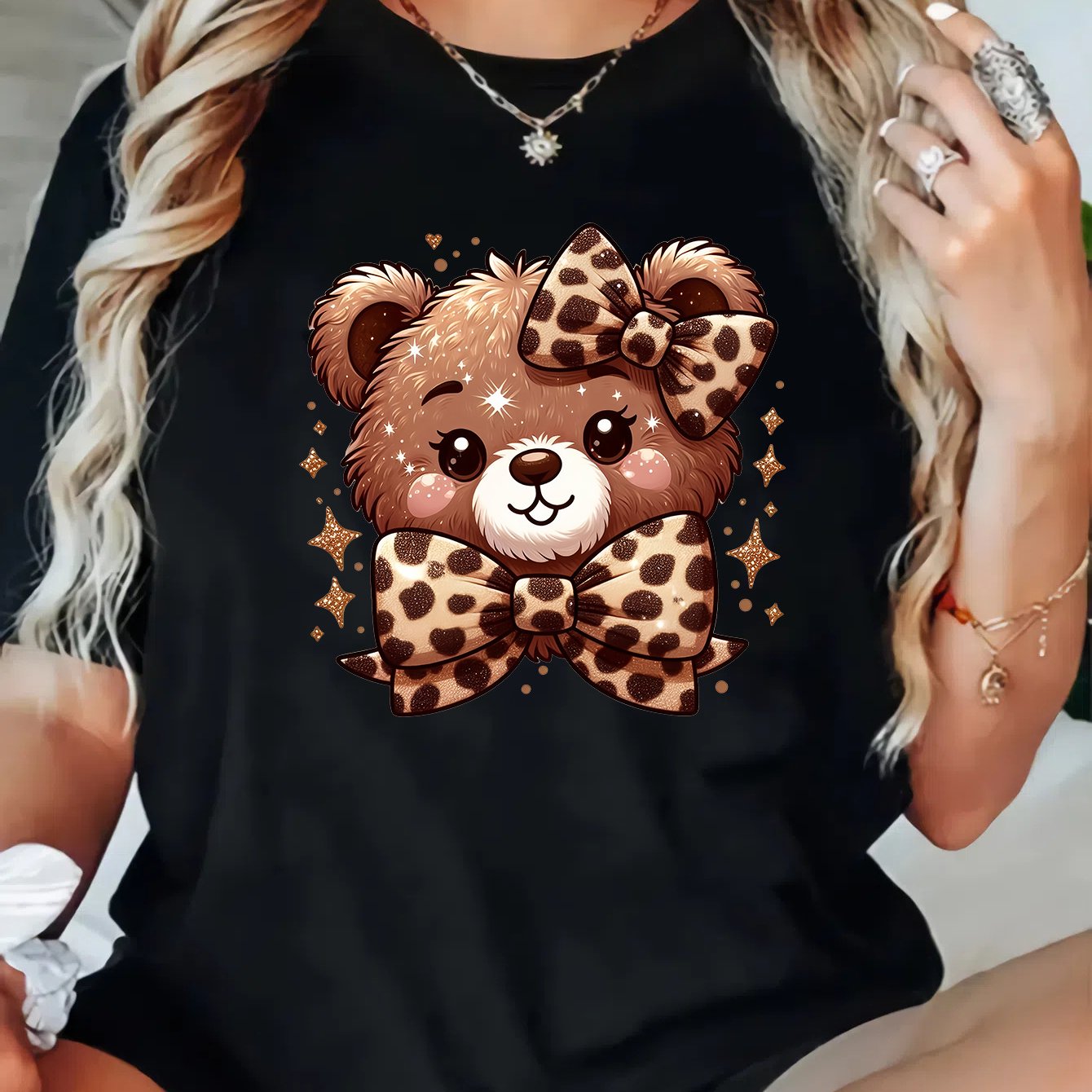 E-shop Plus Size Damen Casual Kurzarm-T-Shirt - Niedlicher Cartoon-Bär-Druck mit Leopardenfliege & Sternen-Details, Weiches Stretch-Rundhals Tee,